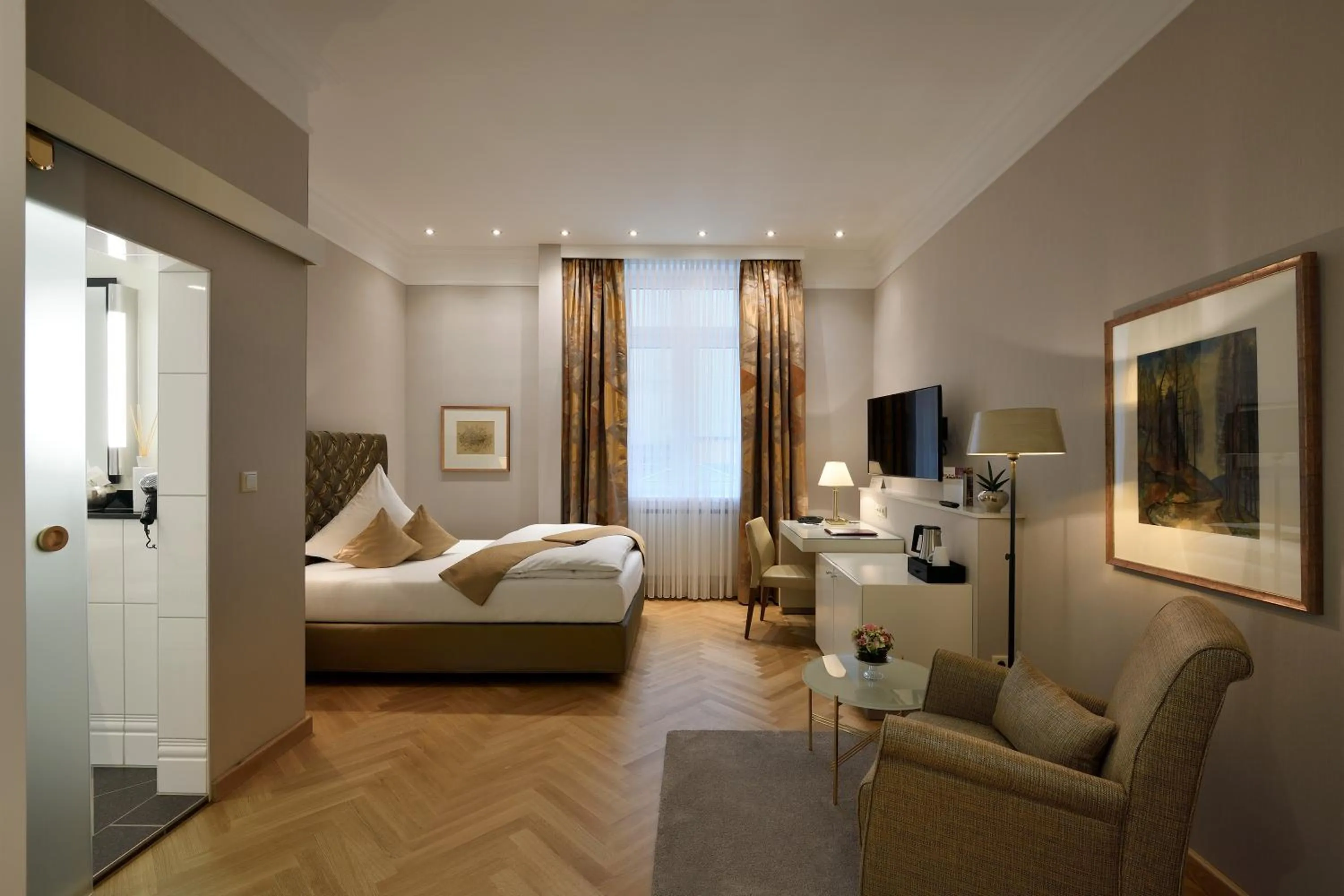 Bedroom, Bed in Kastens Hotel Luisenhof