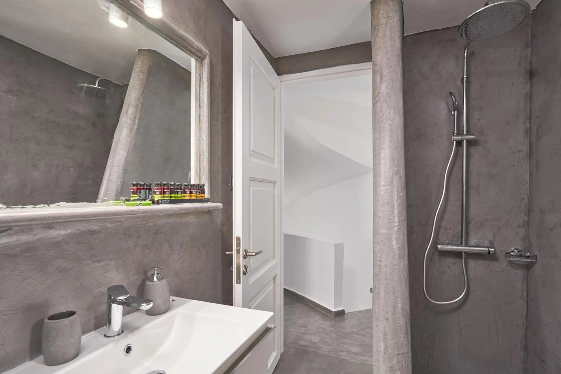 Shower in Topos Exclusive Santorini