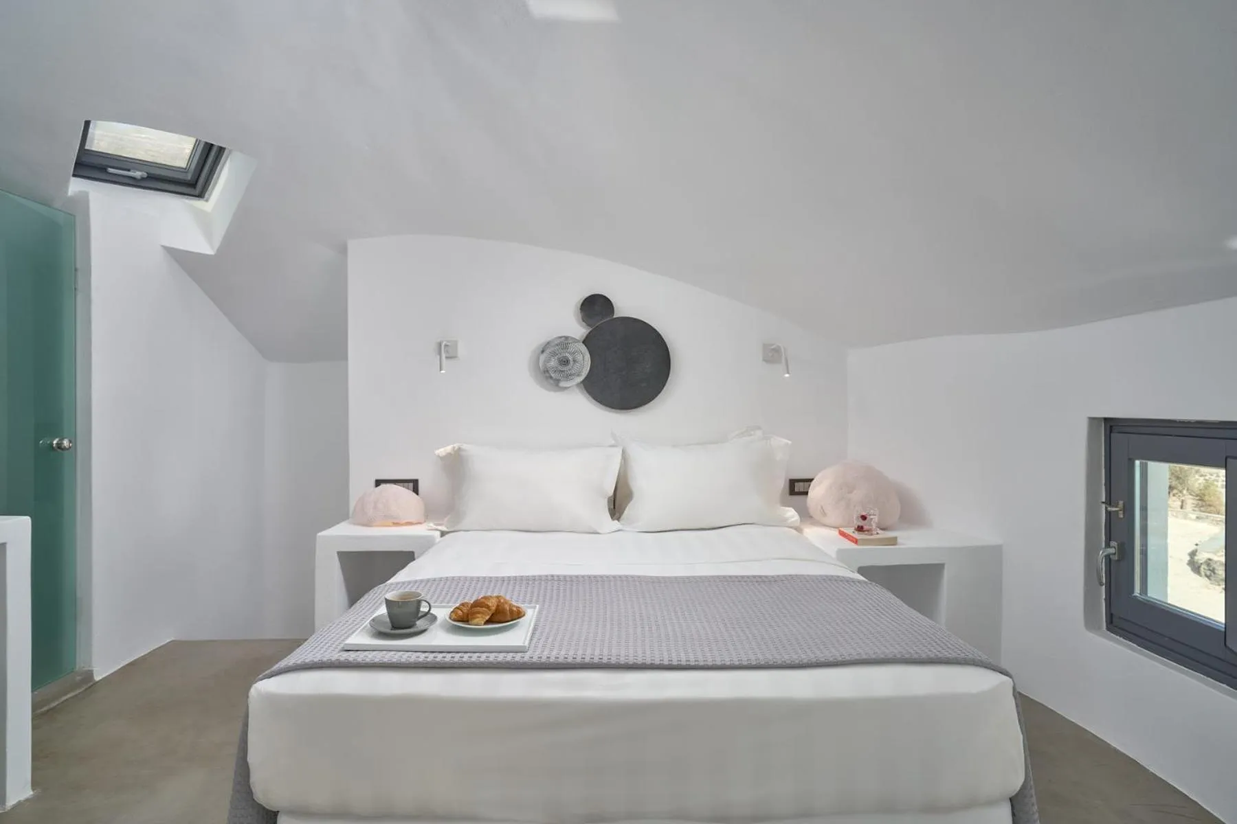 Photo of the whole room, Bed in Topos Exclusive Santorini