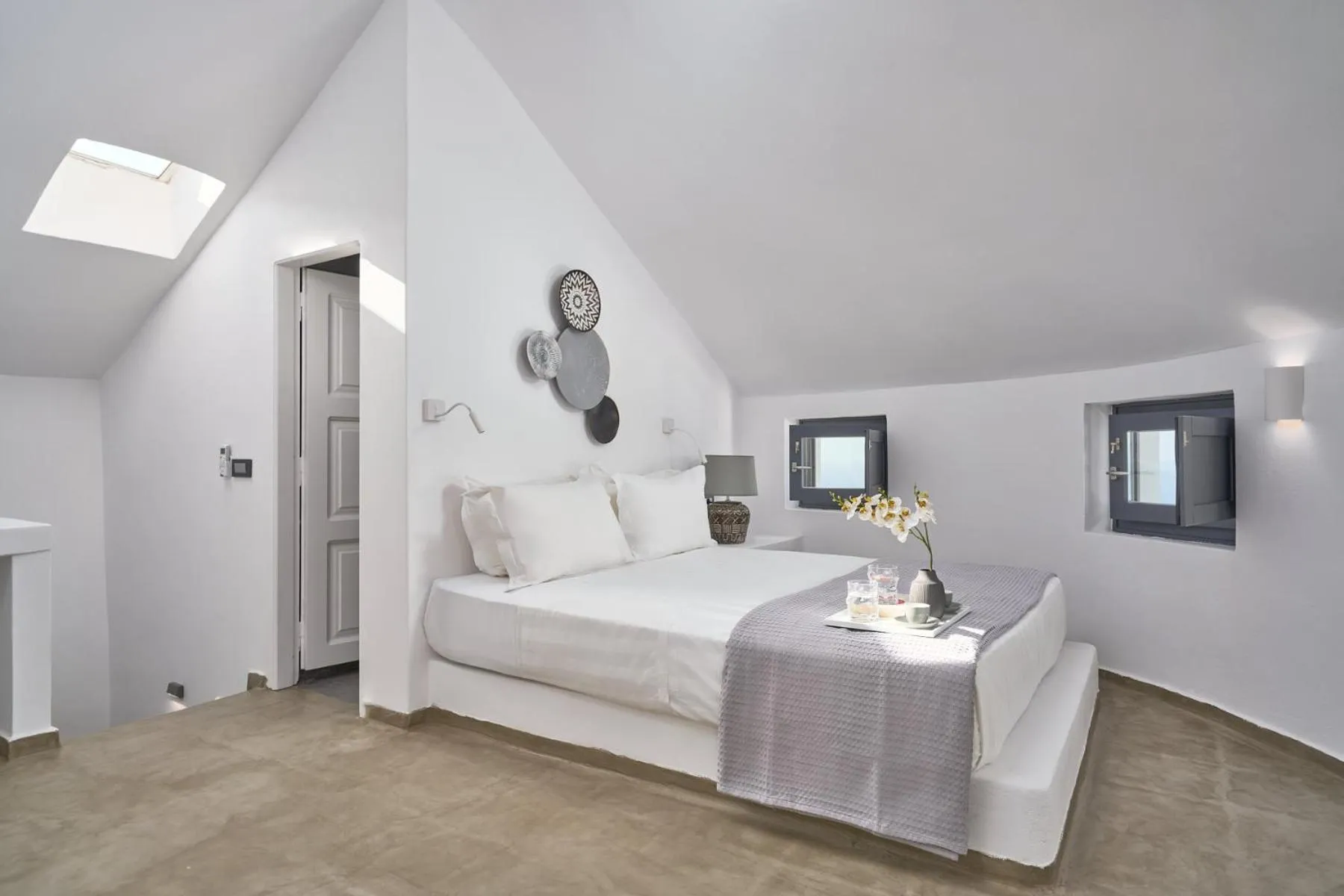 Bed in Topos Exclusive Santorini