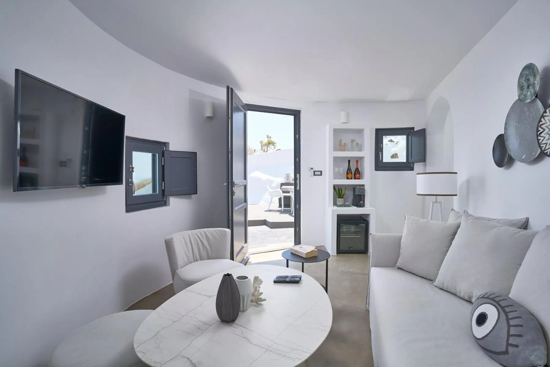 TV and multimedia in Topos Exclusive Santorini