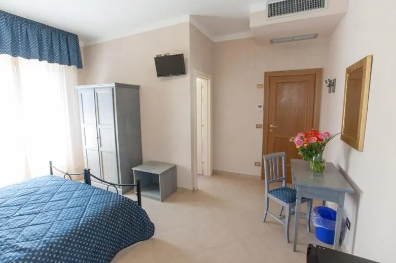 Bathroom, Bed in Villa Hotel Del Sole