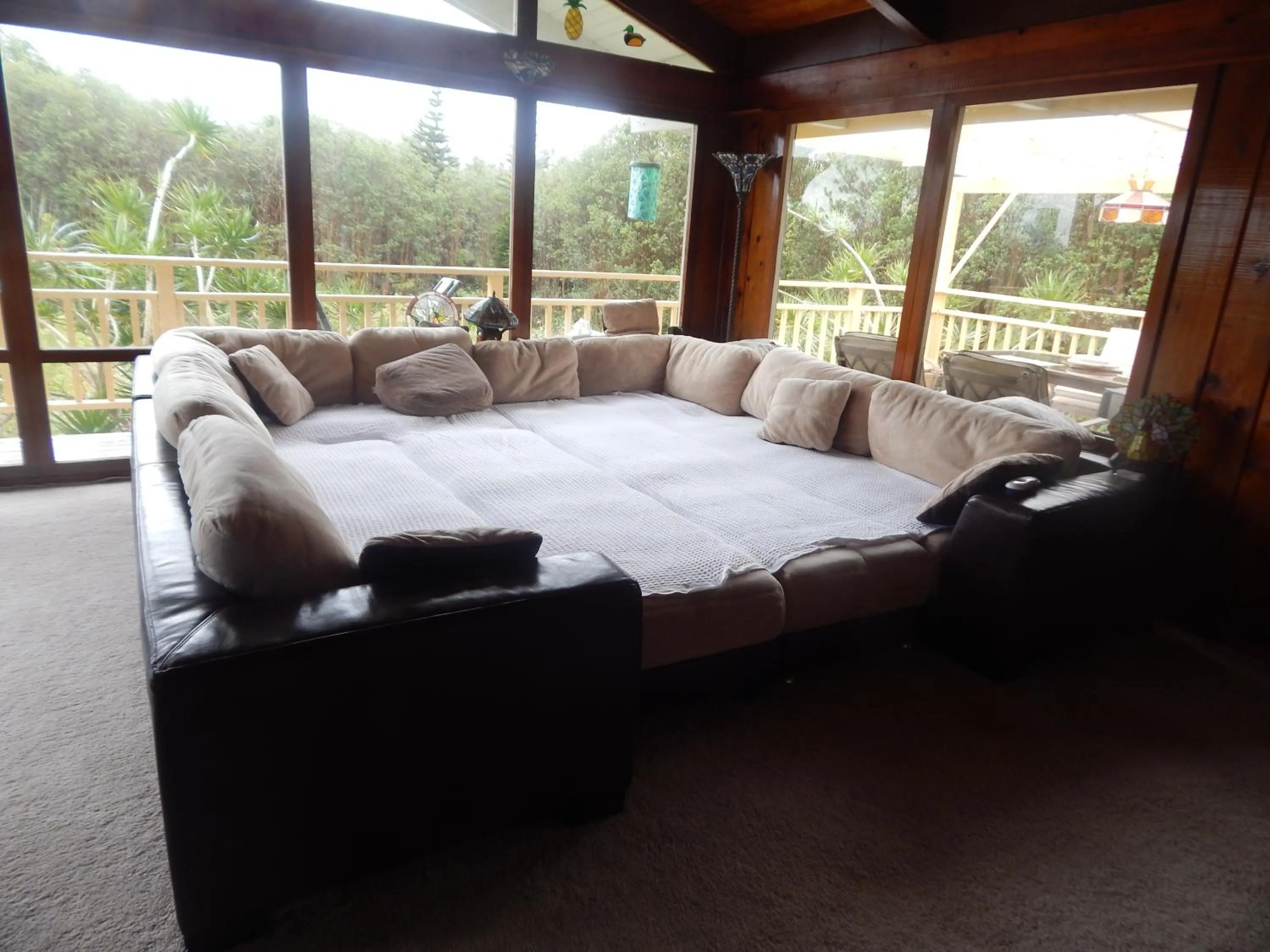 Communal lounge/ TV room, Bed in Fern Forest Getaway