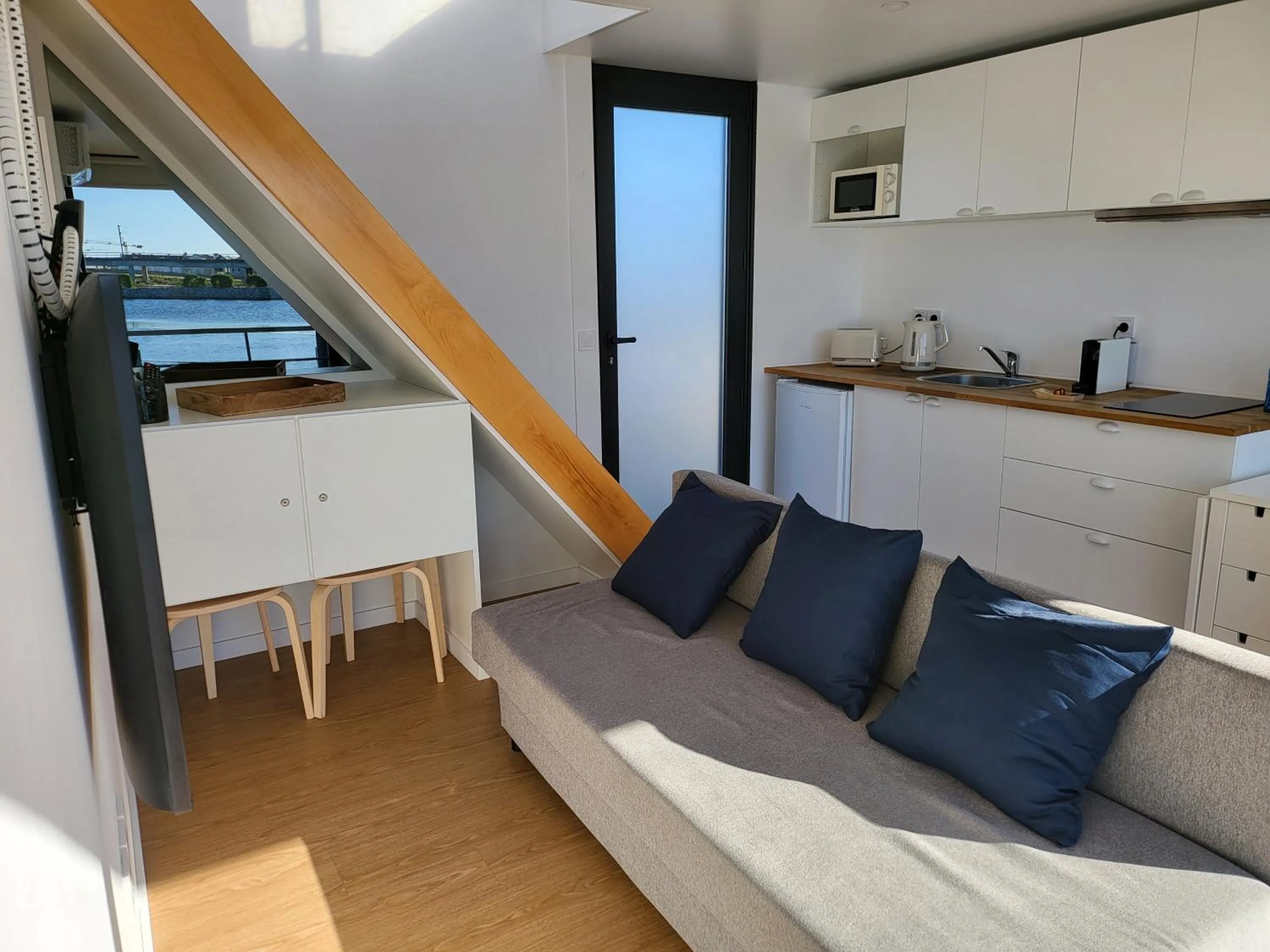 Communal lounge/ TV room in Barcos Casa Aveiro