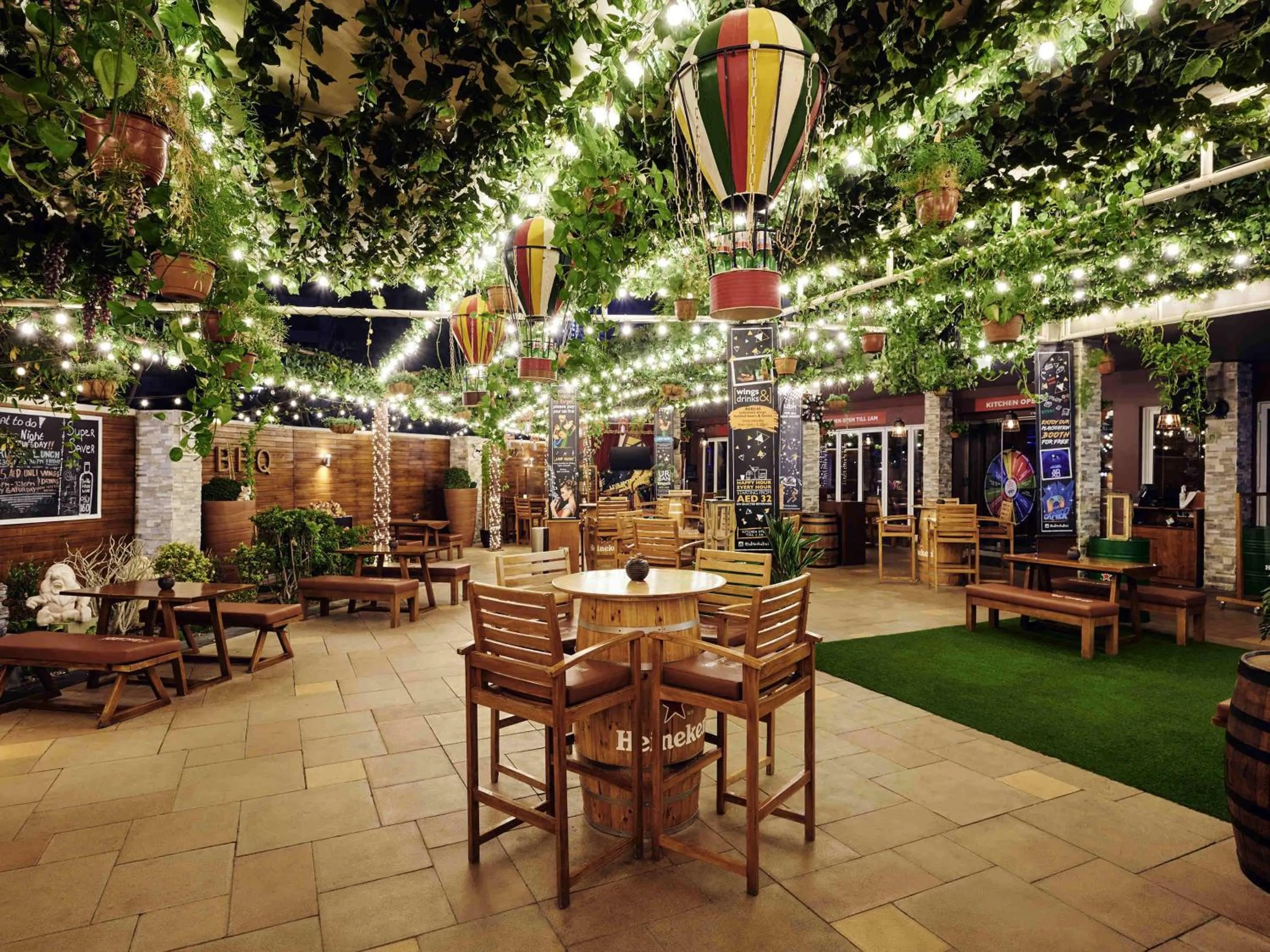 Restaurant/places to eat in Mövenpick Hotel Jumeirah Lakes Towers Dubai