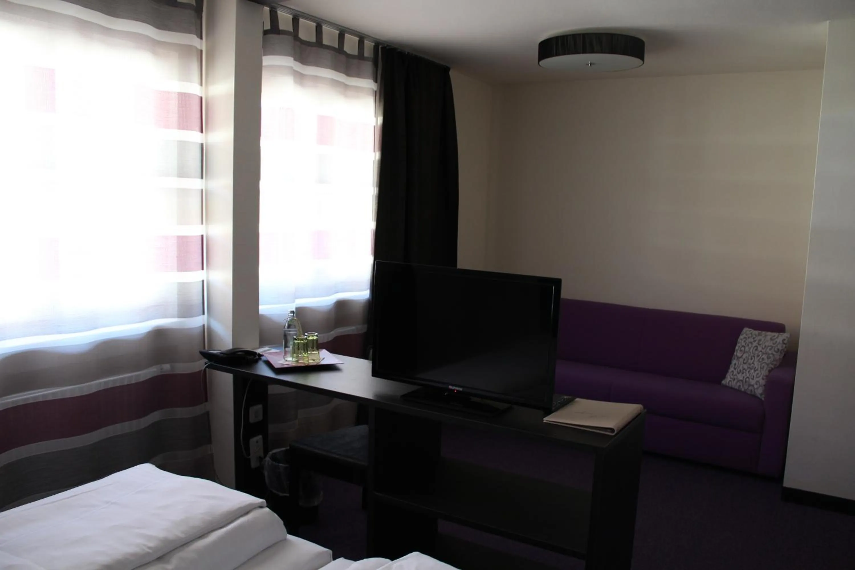 TV and multimedia, Bed in Amiga Hotel München Messe