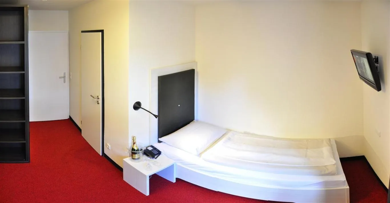 Photo of the whole room, Bed in Amiga Hotel München Messe