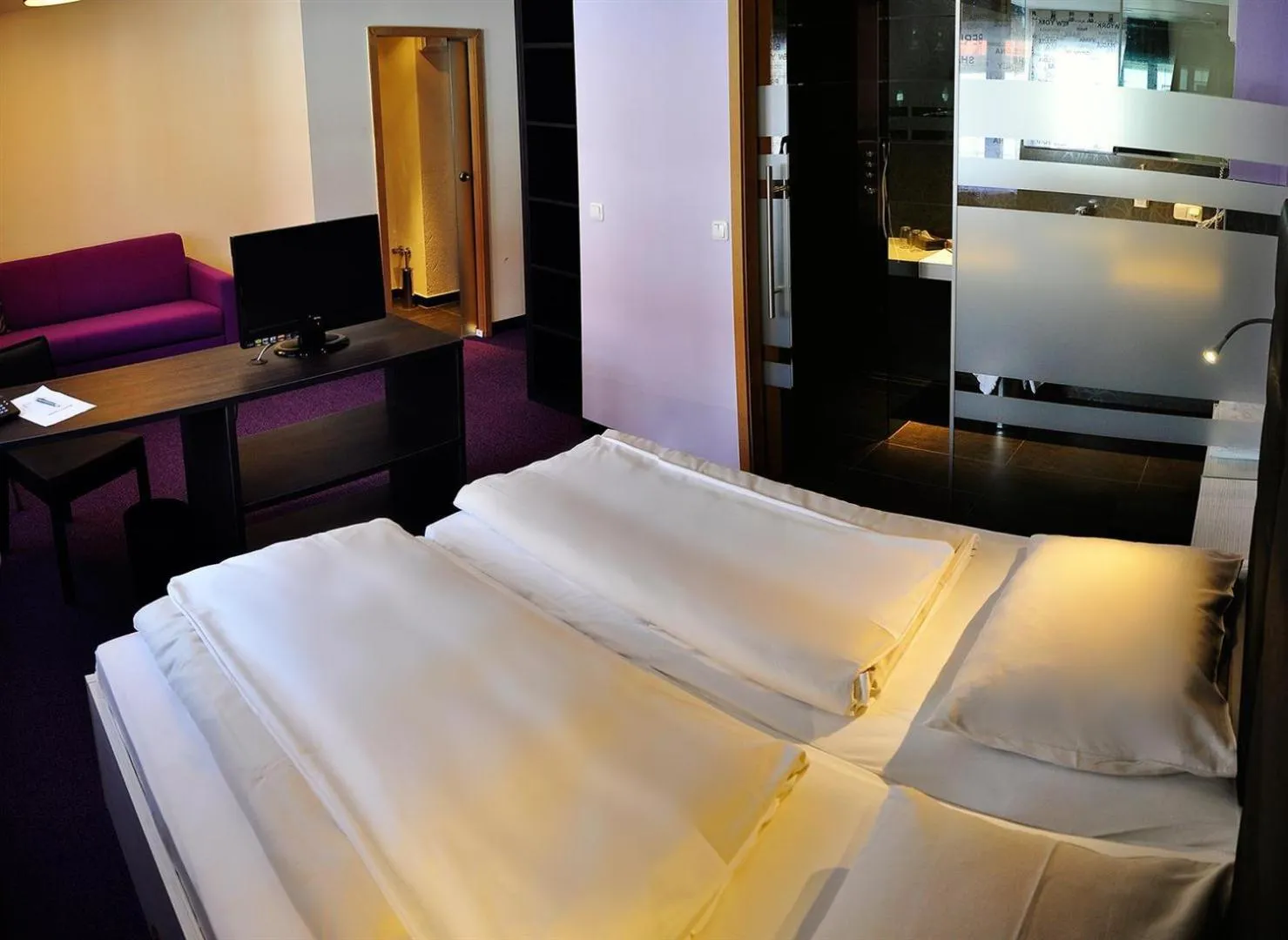 Photo of the whole room, Bed in Amiga Hotel München Messe