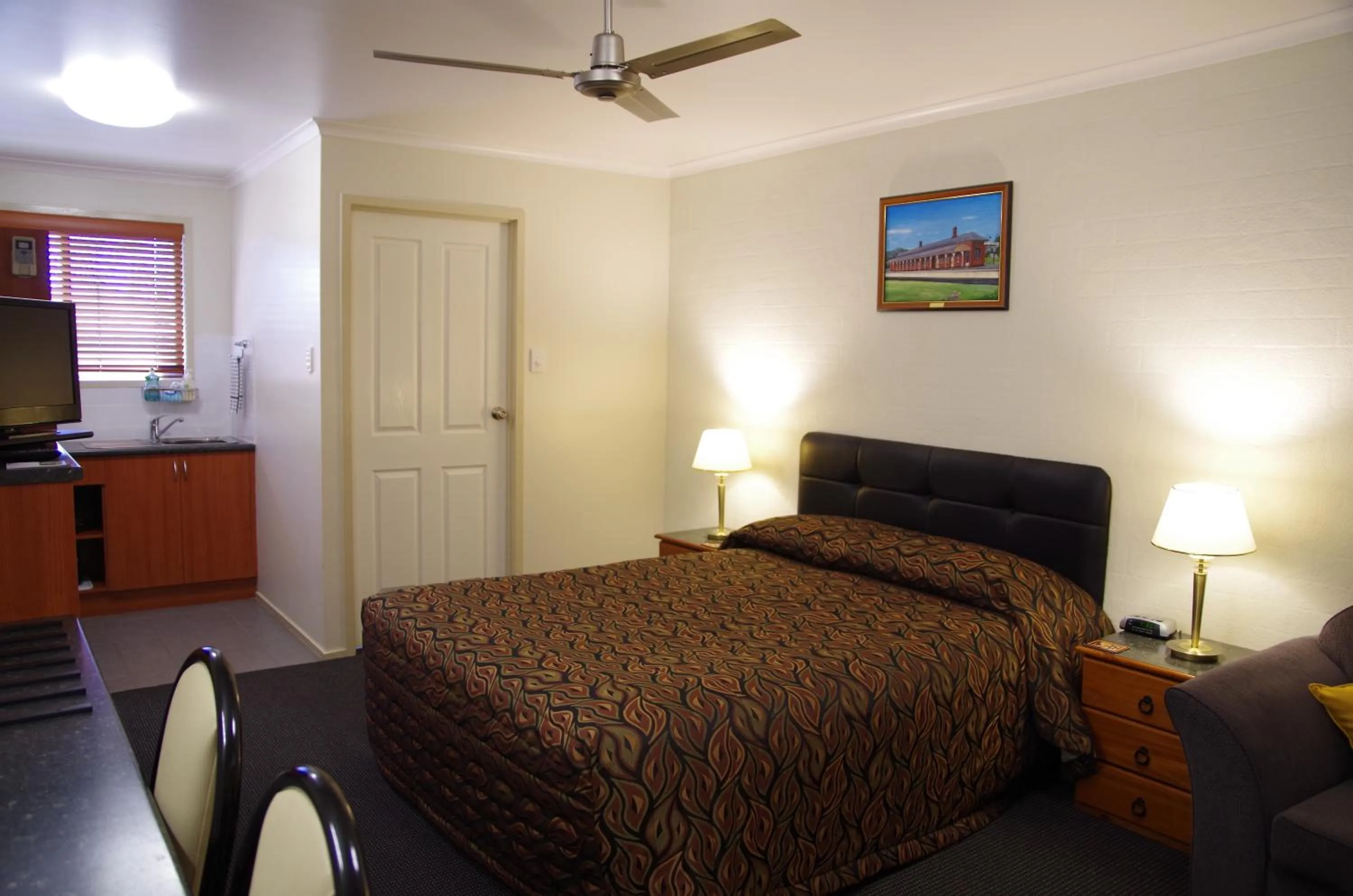 Photo of the whole room, Bed in Stannum Lodge Motor Inn