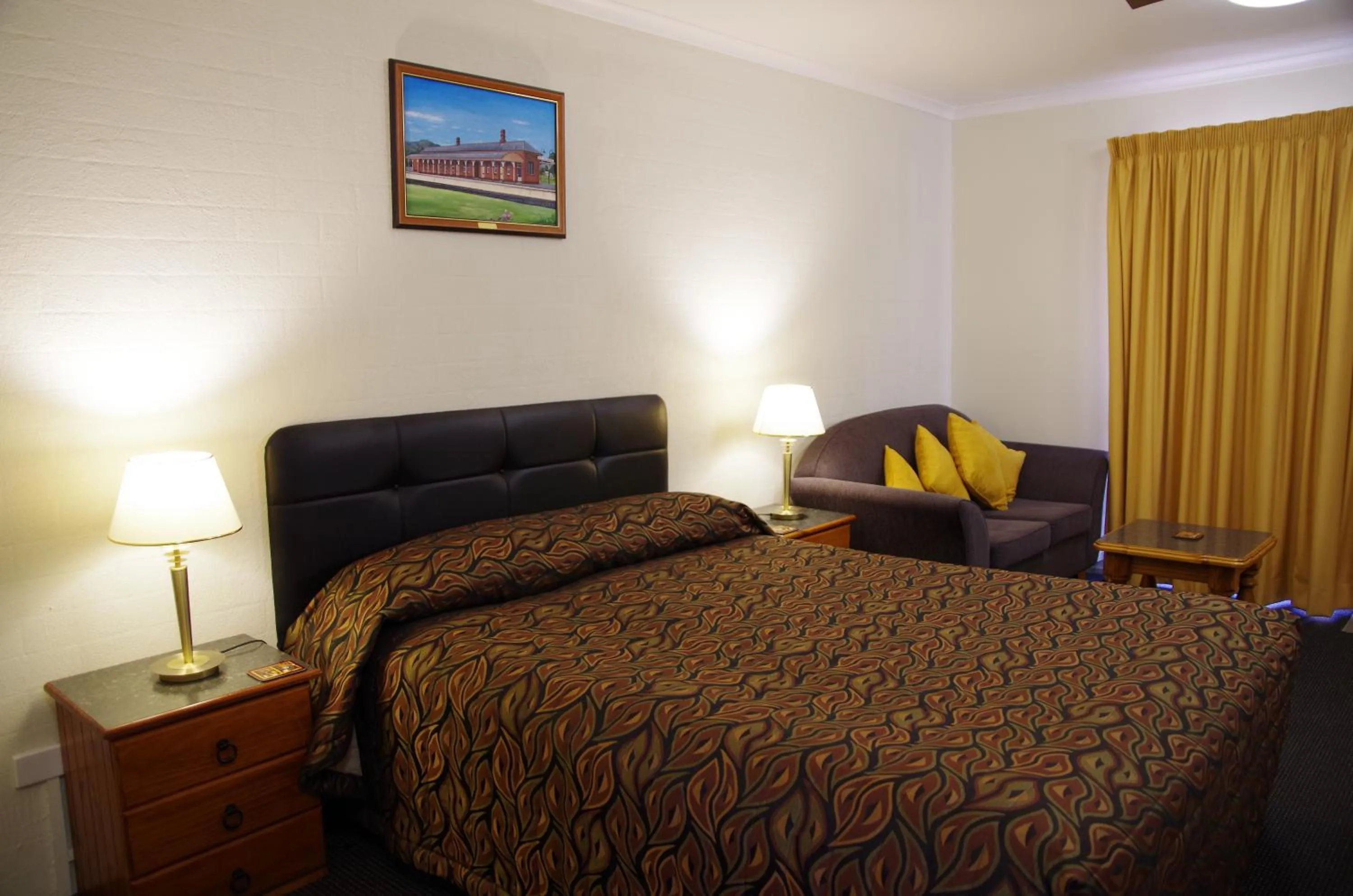 Bed in Stannum Lodge Motor Inn