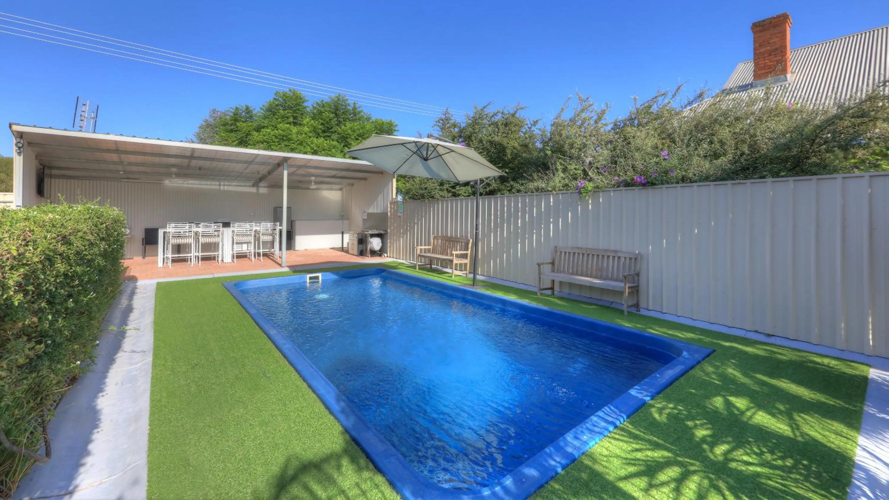 Swimming pool in Paruna Motel