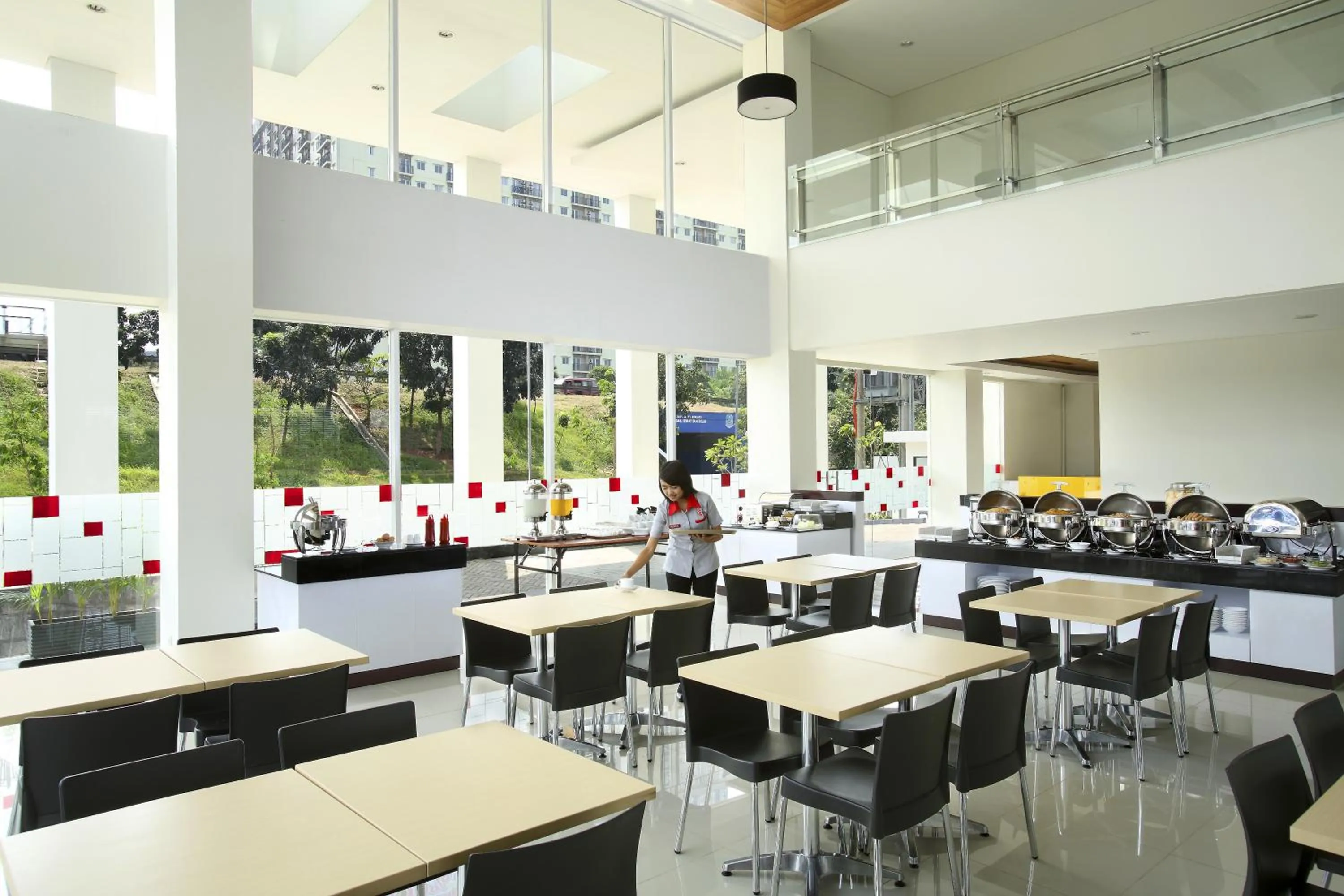 Restaurant/places to eat in Amaris Hotel Bekasi Barat