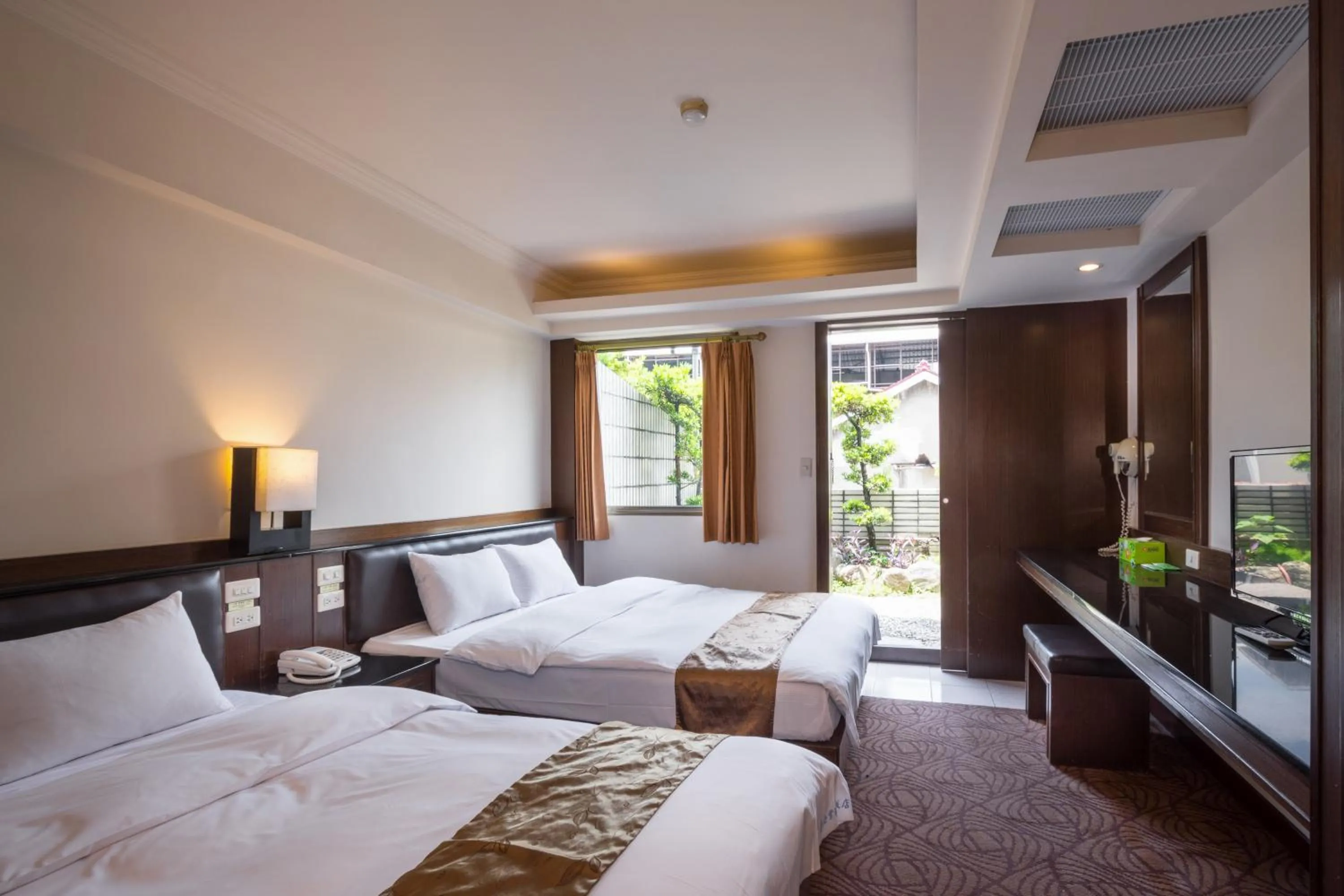 TV and multimedia, Bed in The Enterpriser Hotel