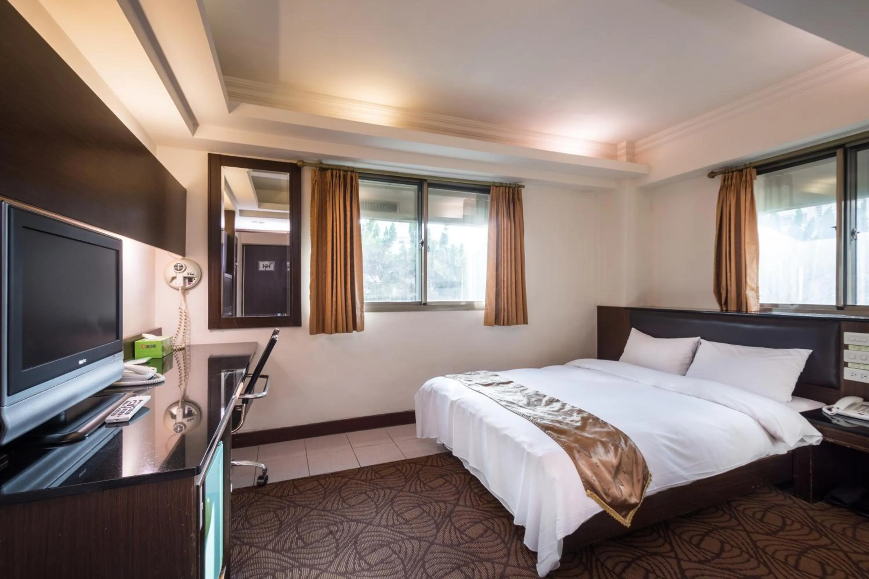 TV and multimedia, Bed in The Enterpriser Hotel