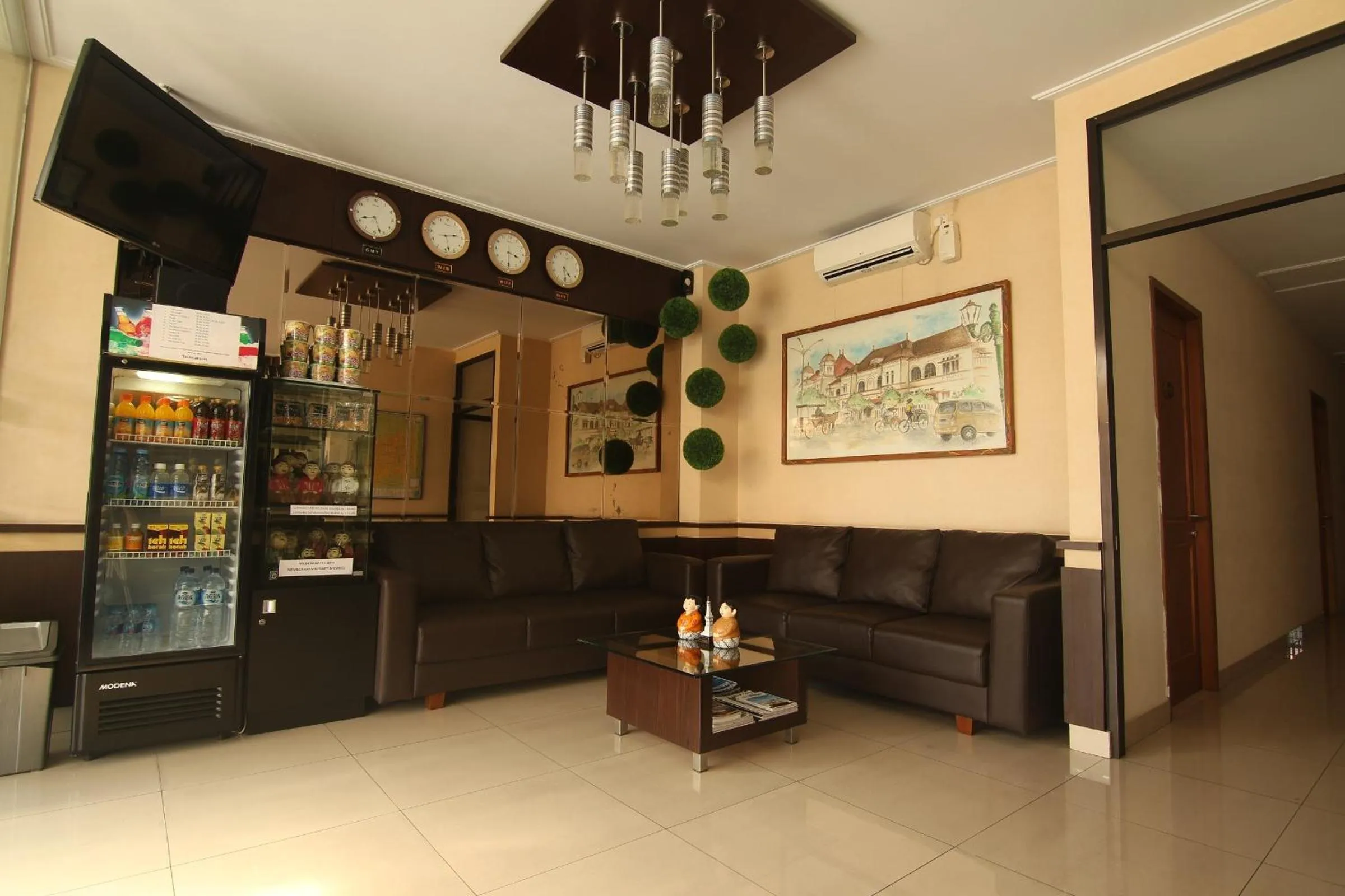 Communal lounge/ TV room in Hotel Pules