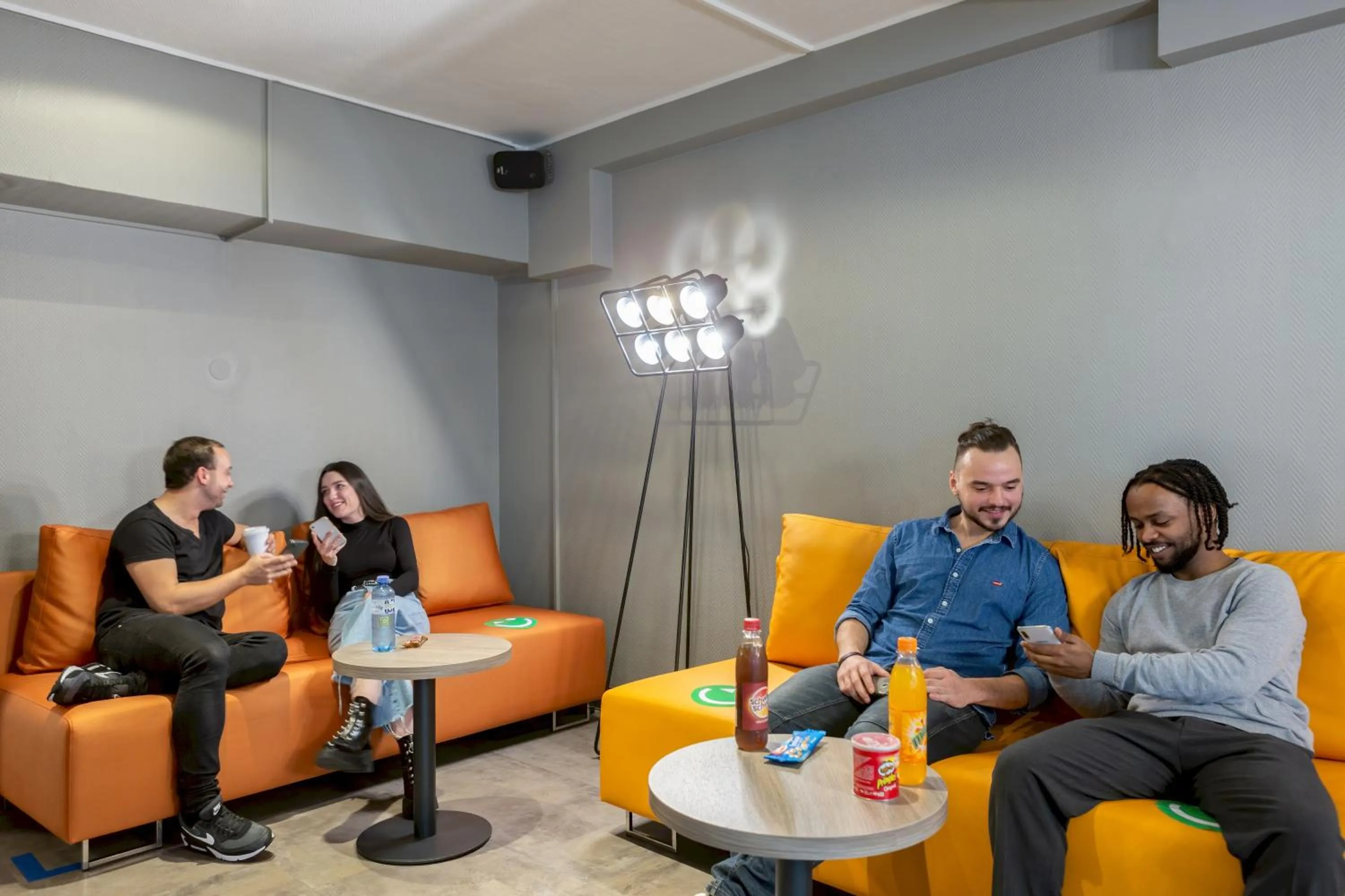 Lounge or bar in a&o Köln Hauptbahnhof