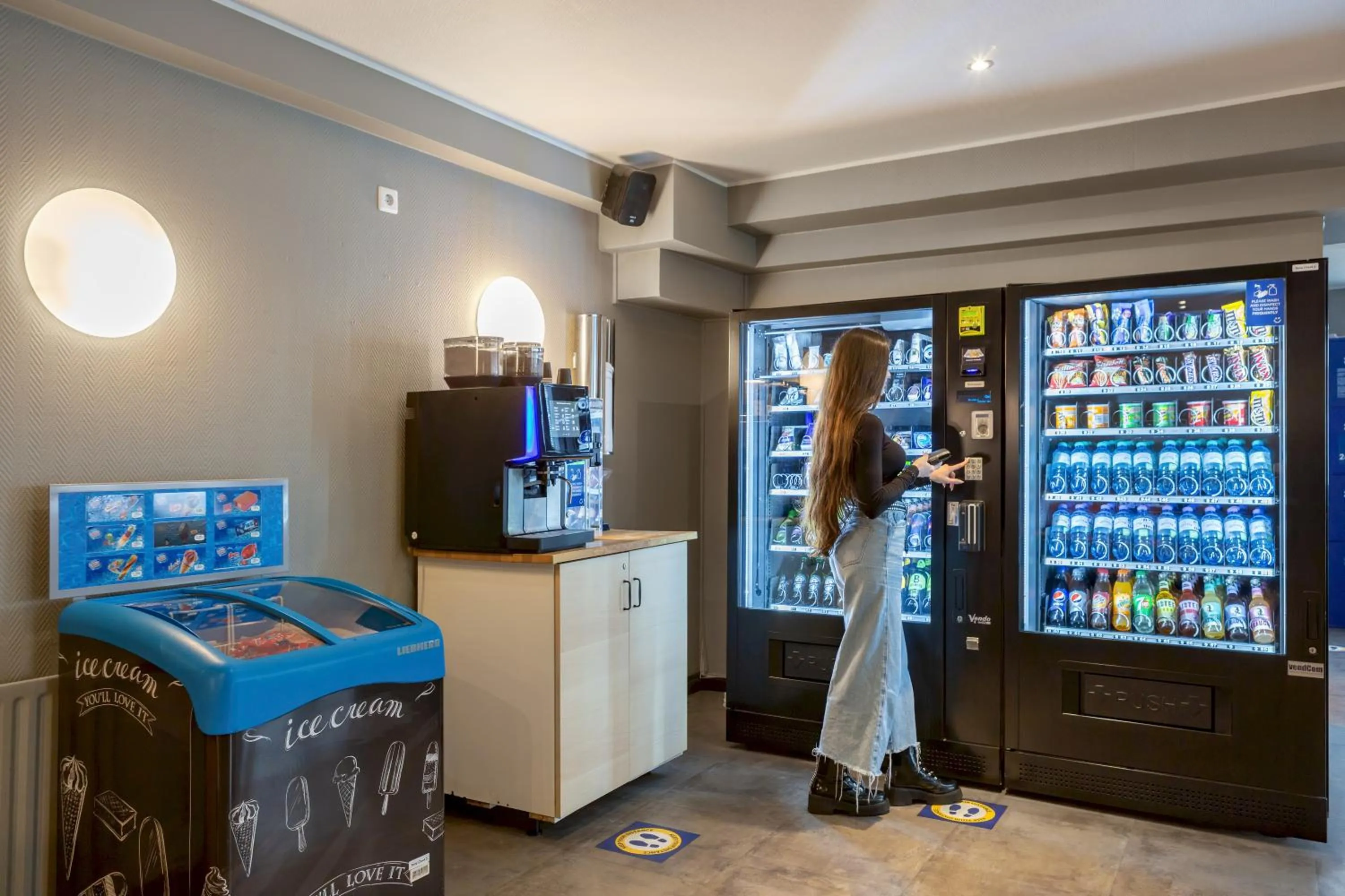 Shopping Area in a&o Köln Hauptbahnhof