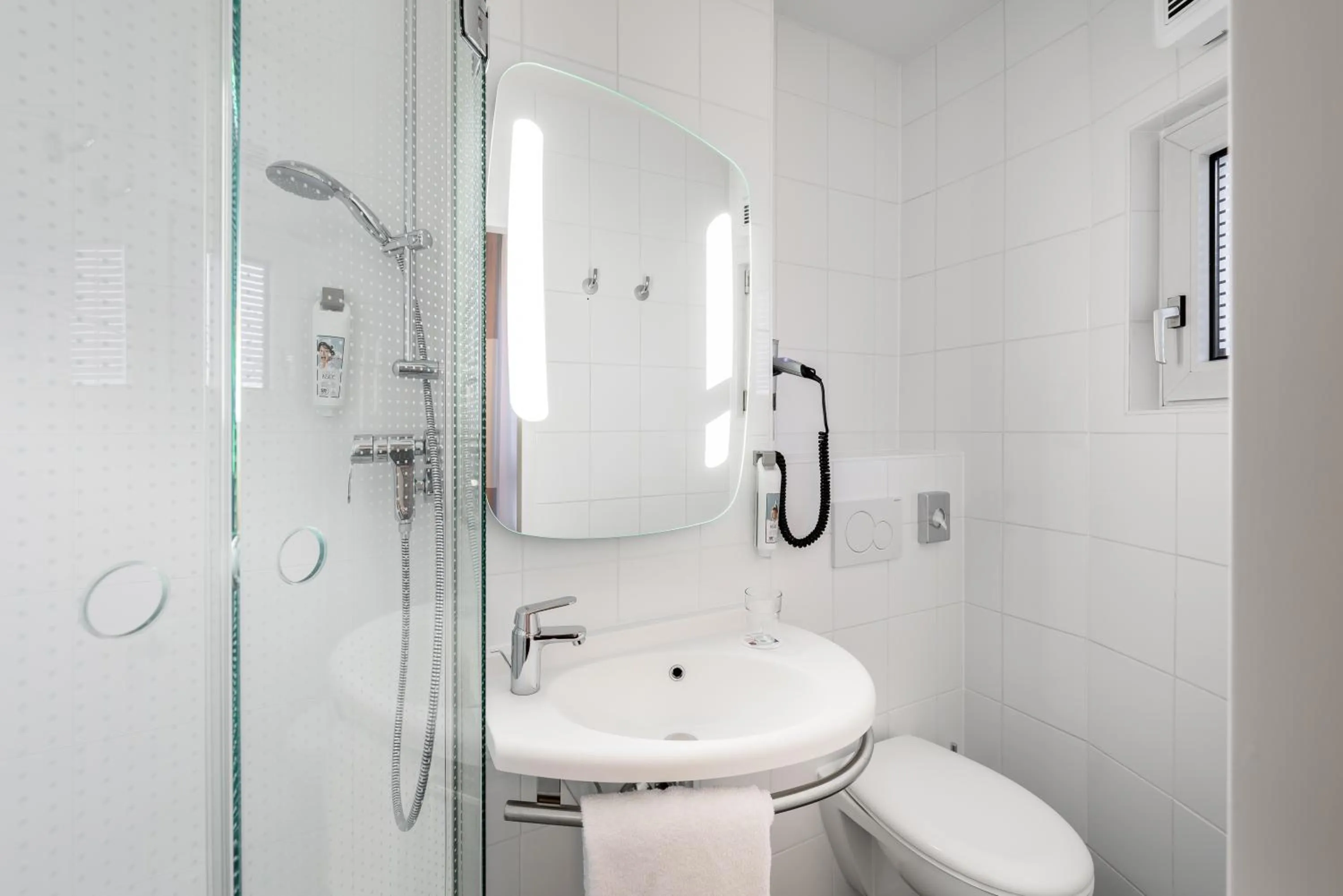 Bathroom in ibis Frankfurt Centrum