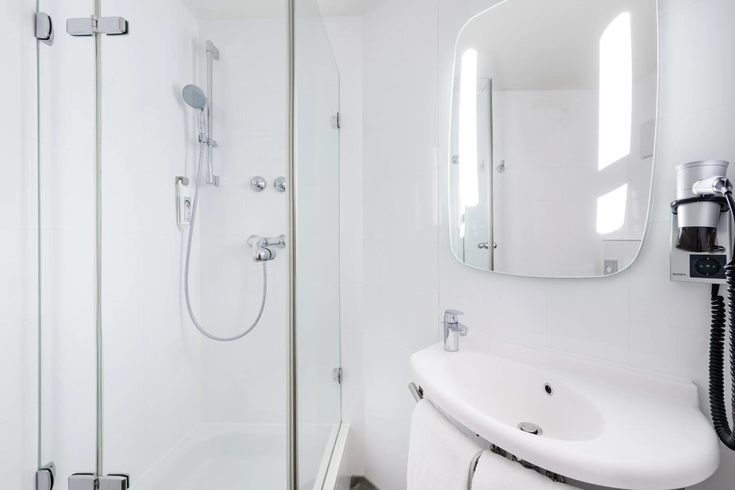Shower in ibis Frankfurt Centrum