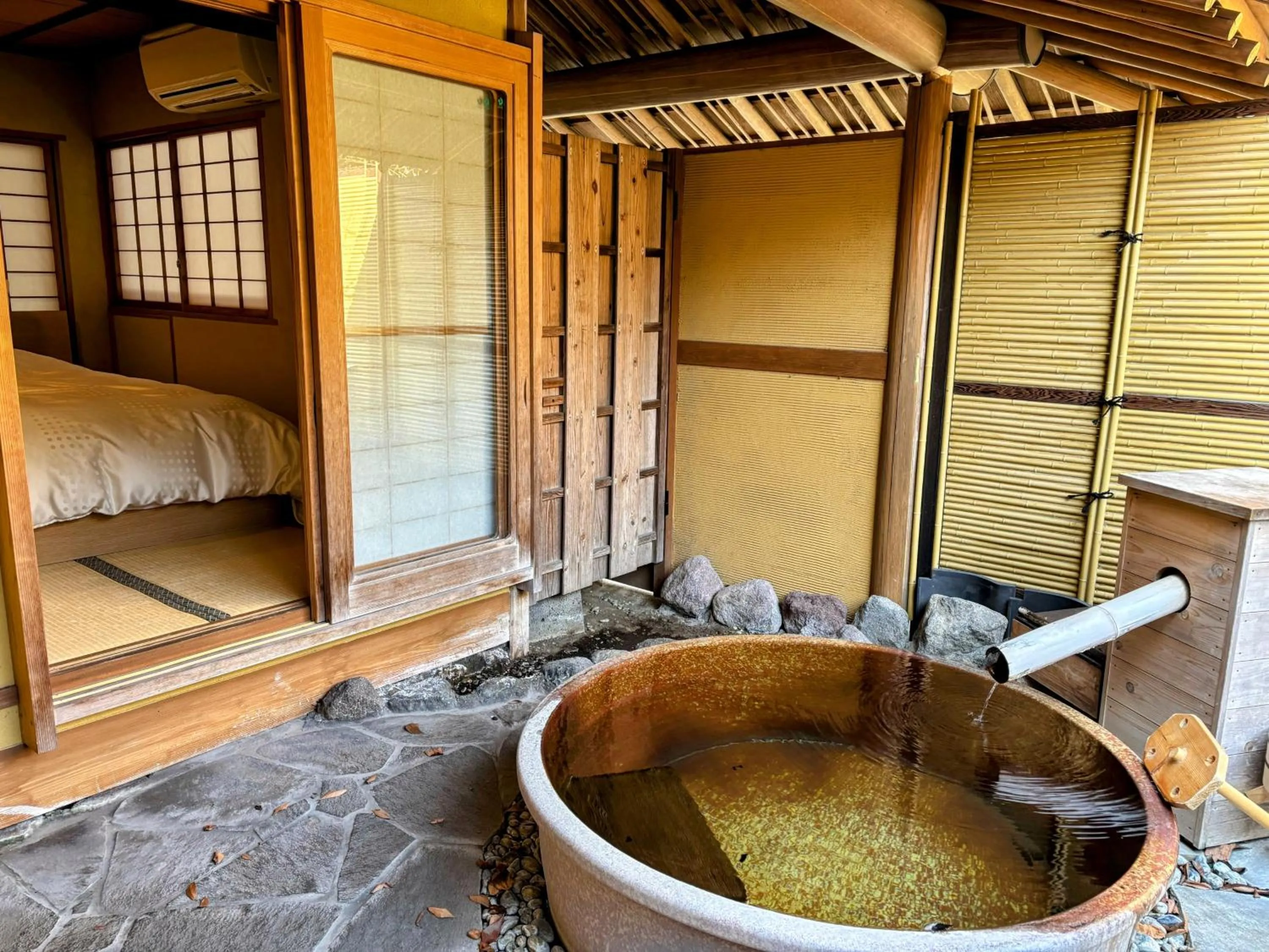 Hot Spring Bath in Yufuin Santoukan