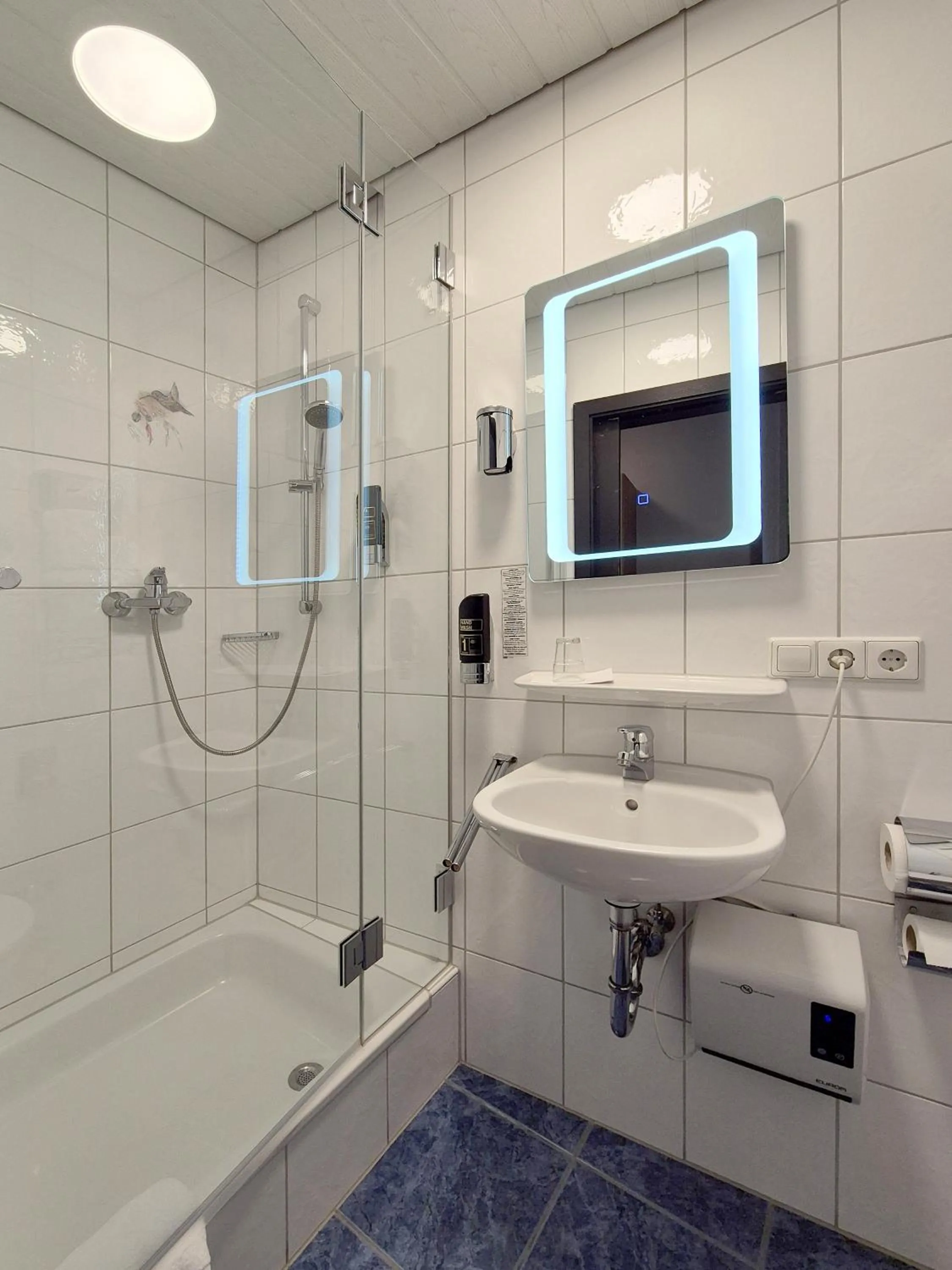 Shower in Hotel Mäuerle