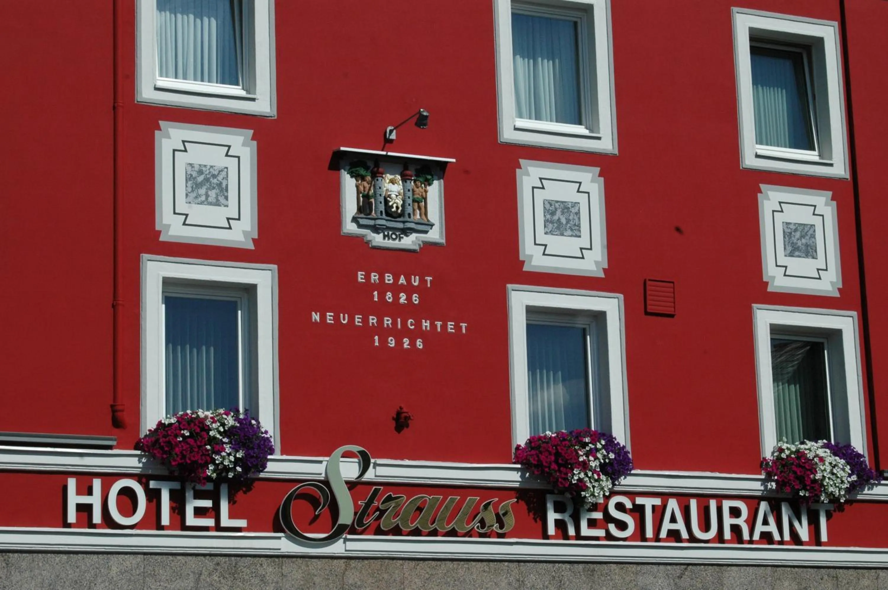 Facade/entrance in Hotel Strauss