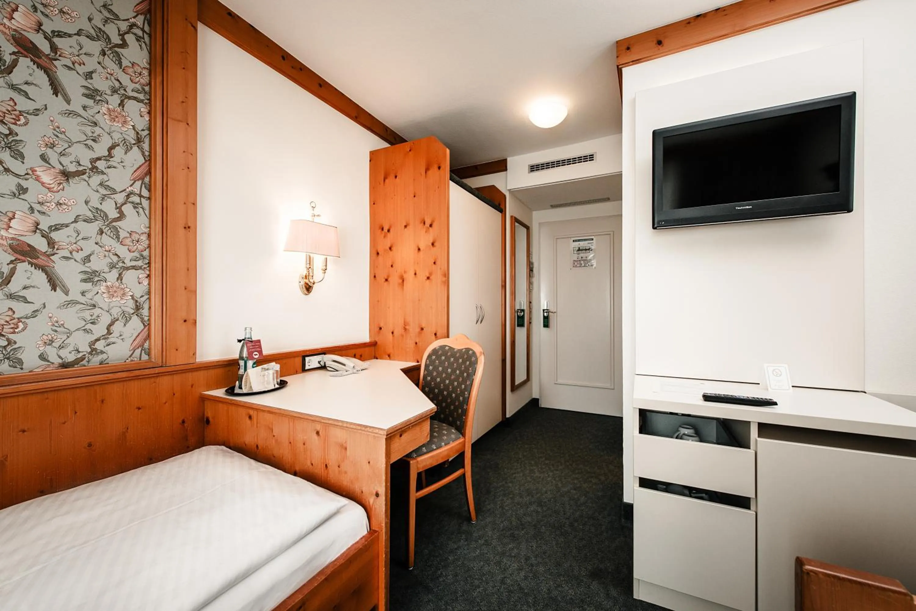 Photo of the whole room, Bed in Hotel & Restaurant Ochsen Merklingen