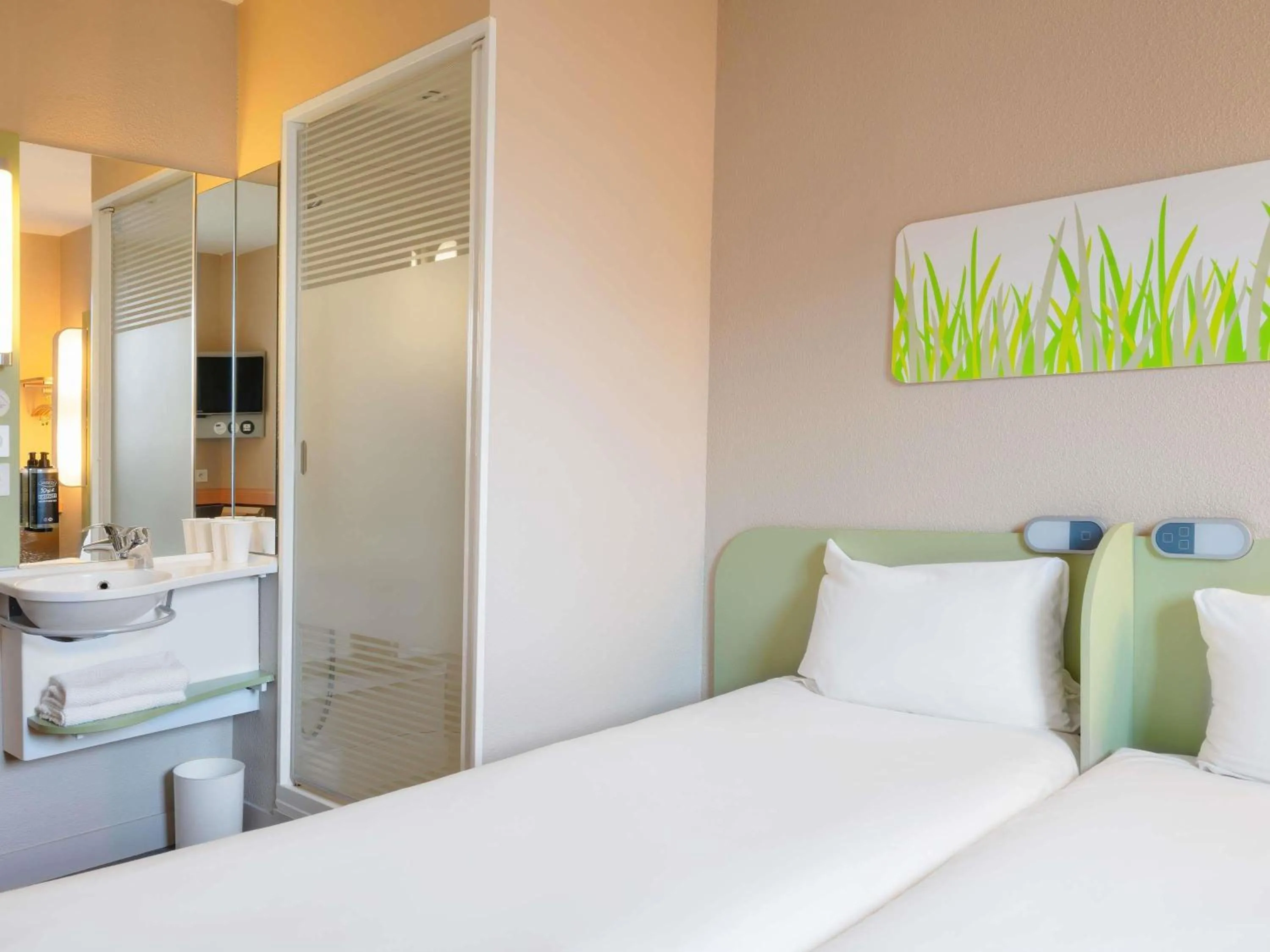 Bedroom, Bed in Ibis Budget Manosque Cadarache