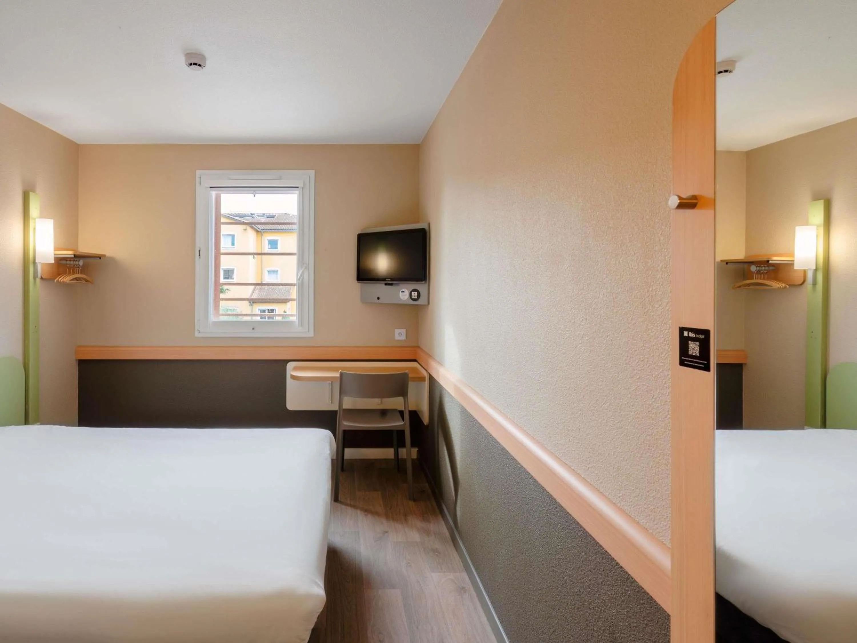 Bedroom, Bed in Ibis Budget Manosque Cadarache