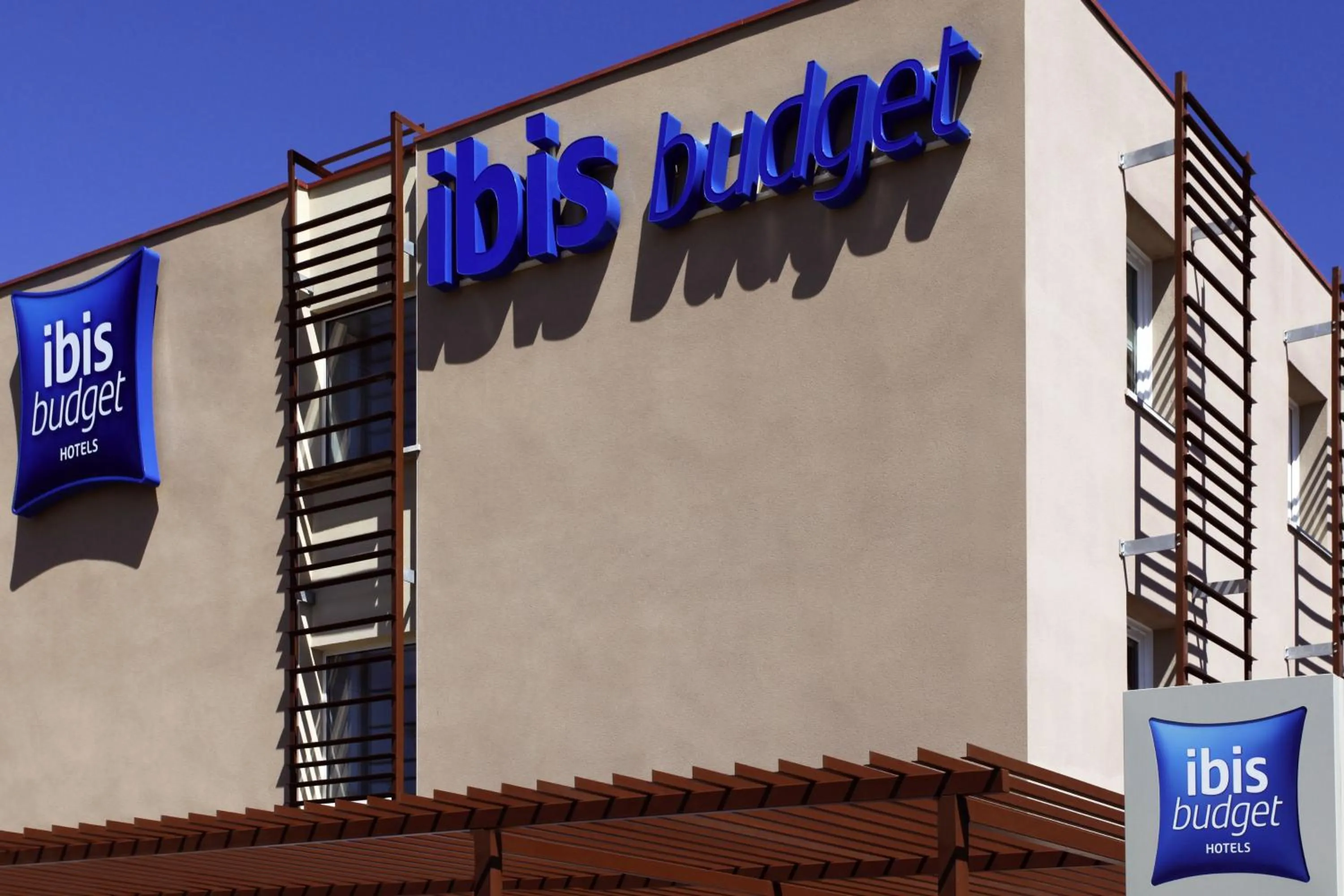 Facade/entrance in Ibis Budget Manosque Cadarache