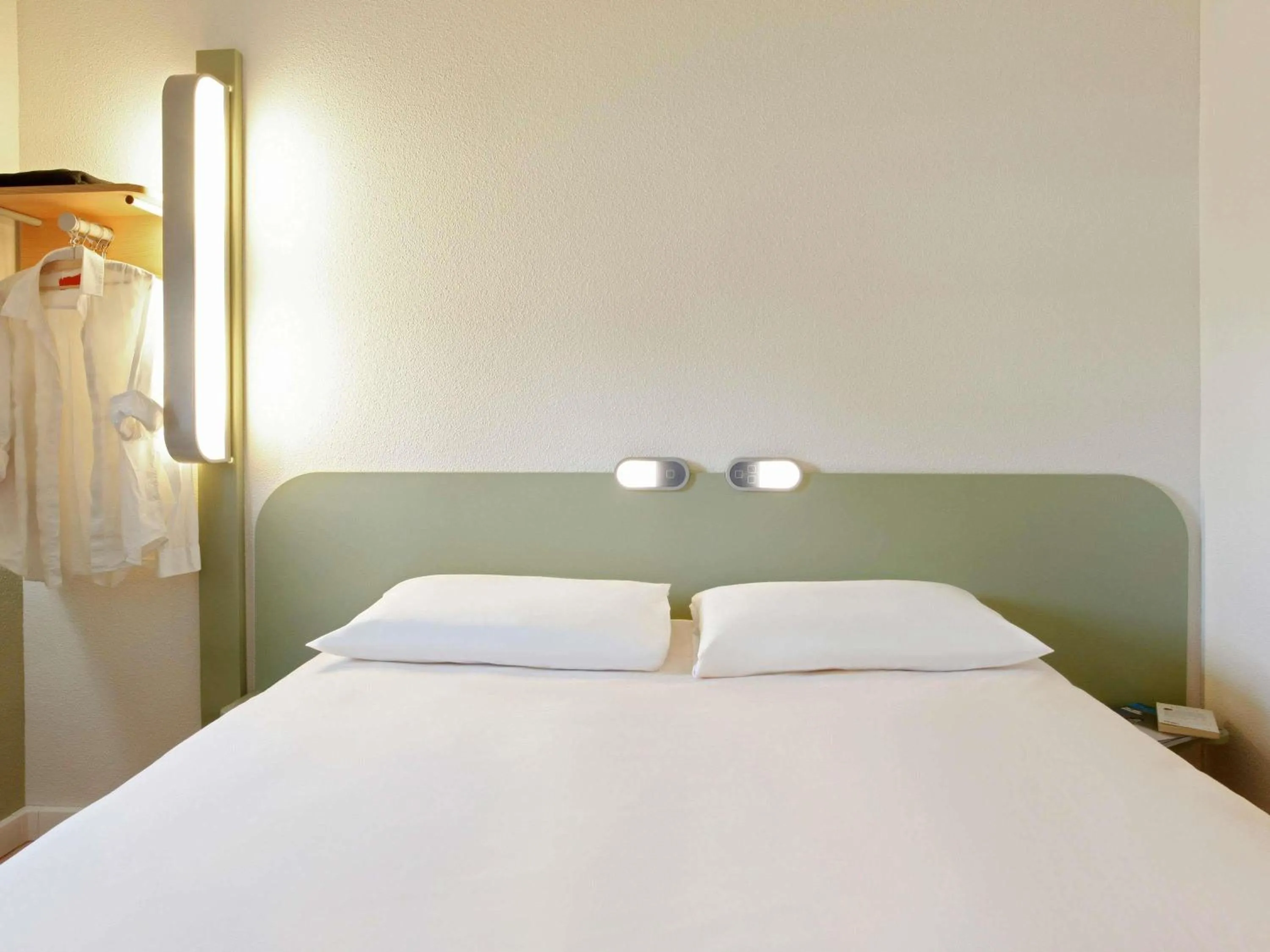 Bedroom, Bed in Ibis Budget Manosque Cadarache