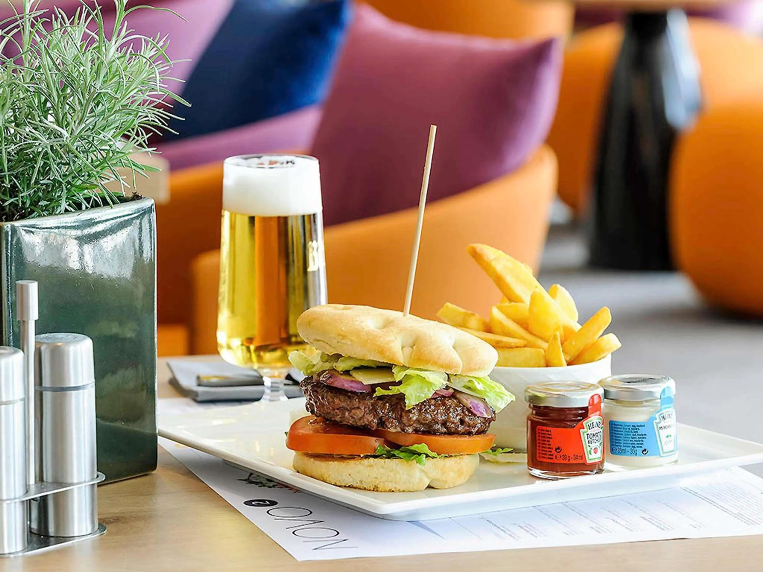 Lounge or bar in Novotel München Messe