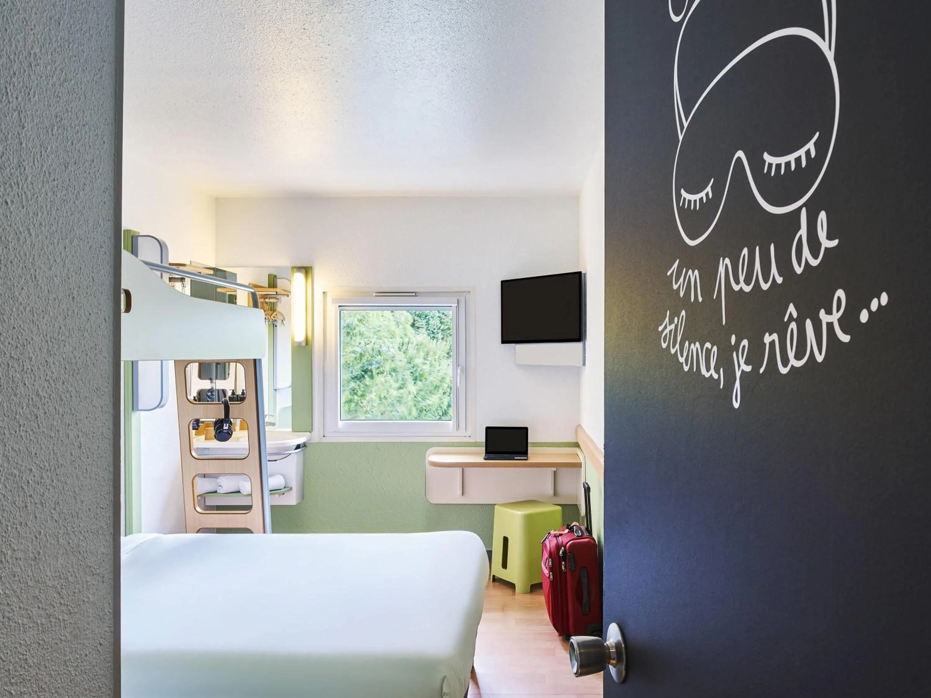 Bedroom, Bed in ibis budget Santeny