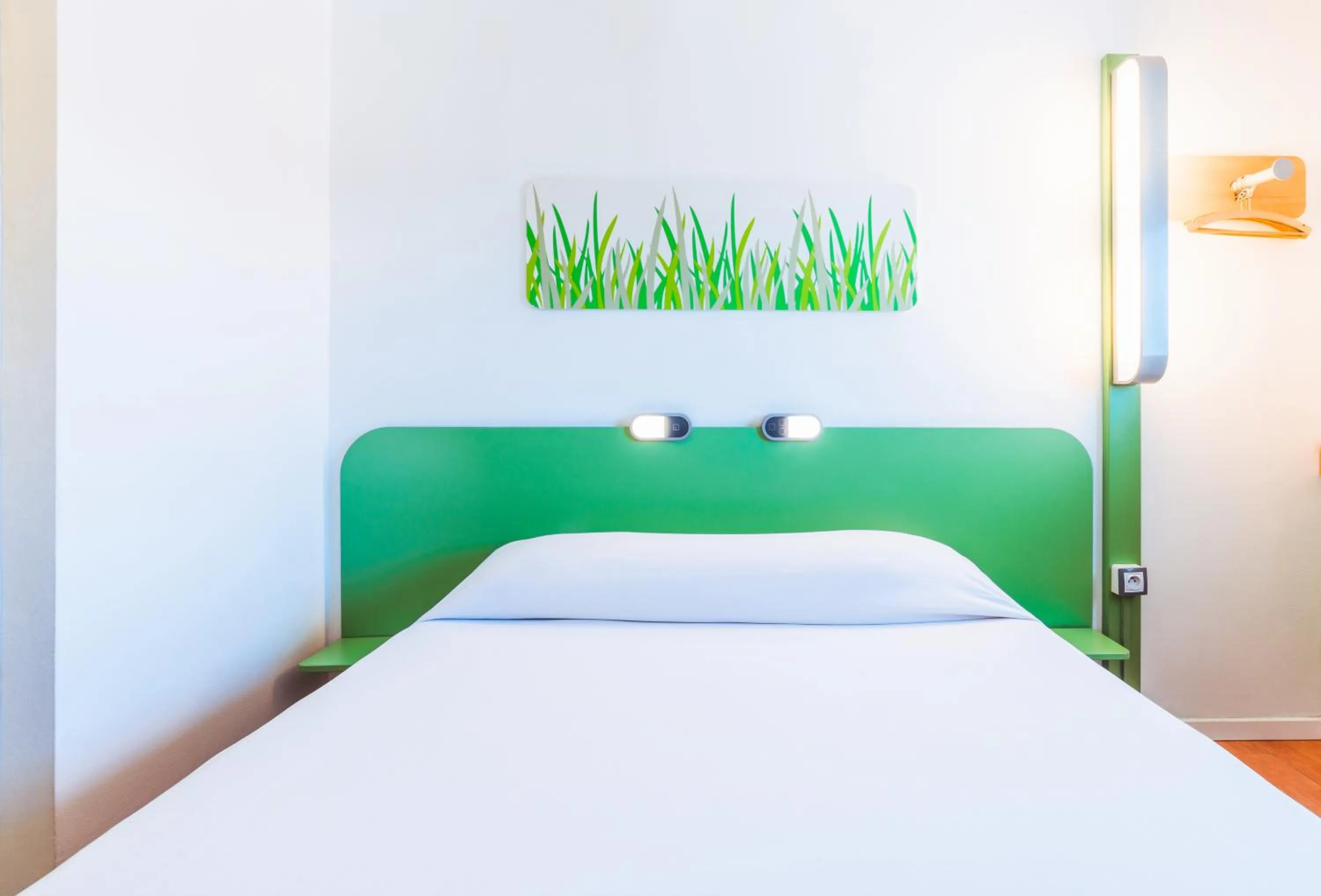 Bedroom, Bed in ibis budget Santeny