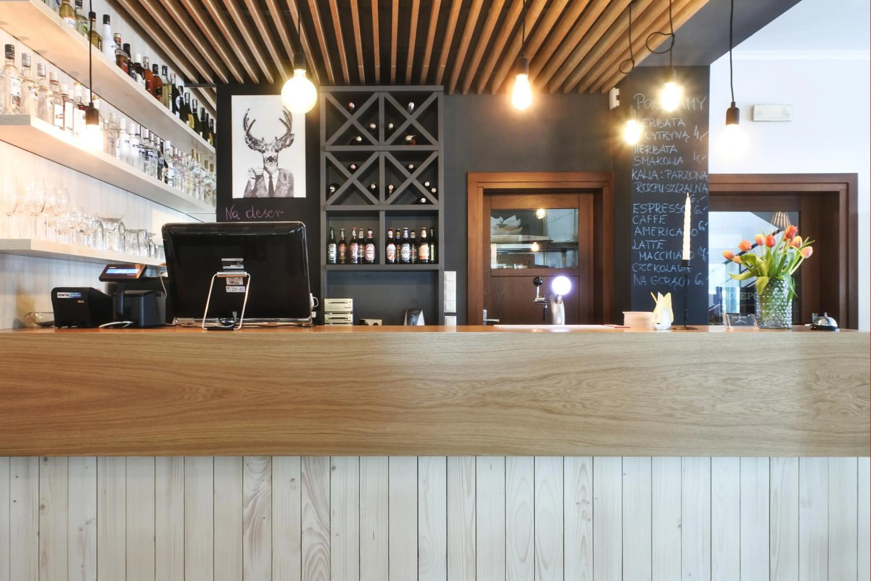 Restaurant/places to eat in Motel DB2000