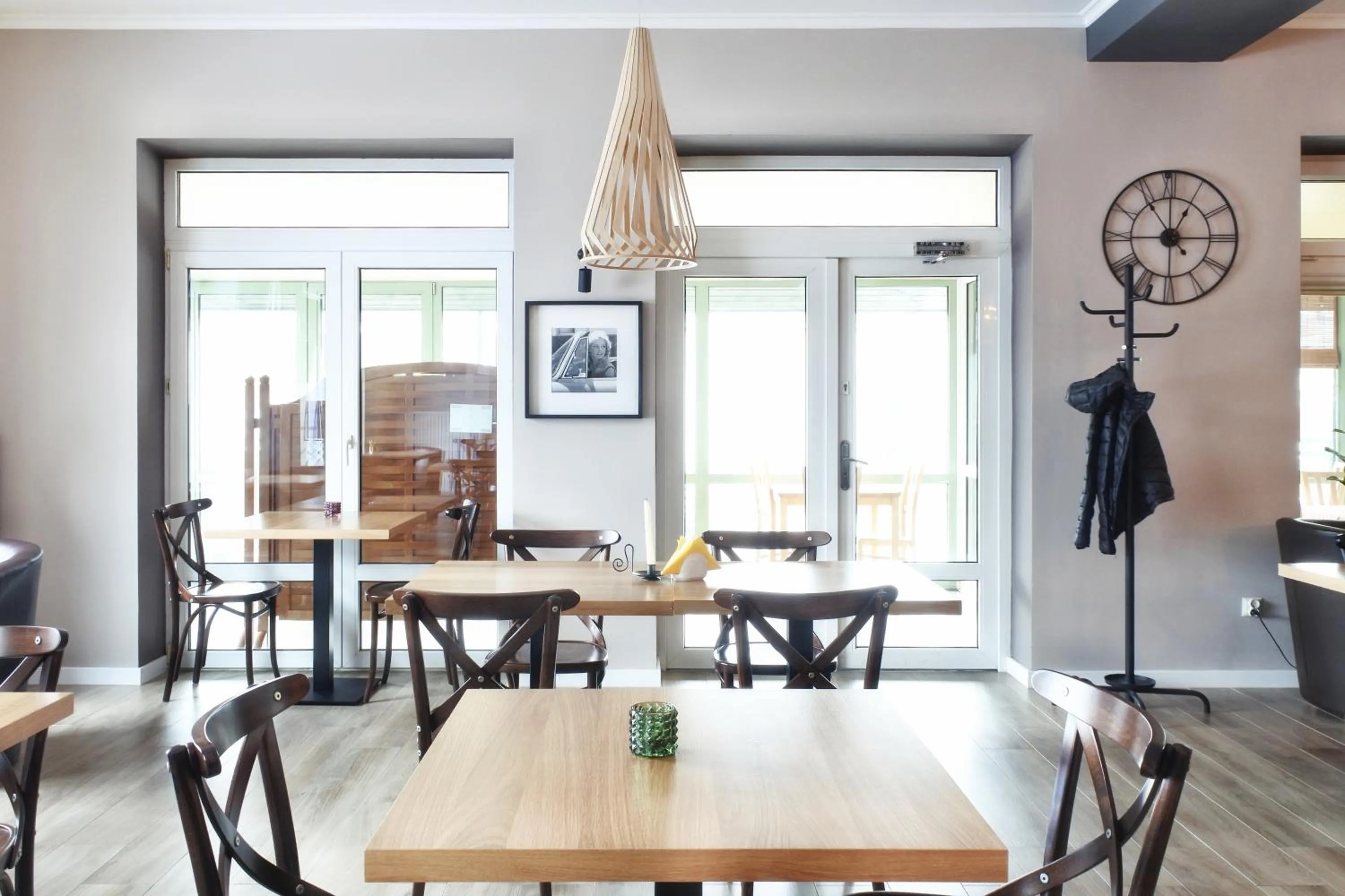 Restaurant/places to eat in Motel DB2000