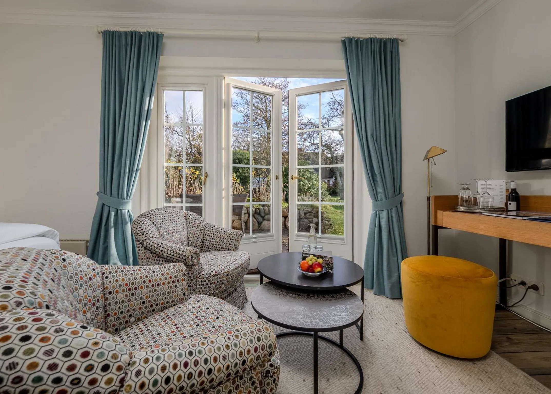 Seating area, Bed in Boutiquehotel Seiler Hof Keitum