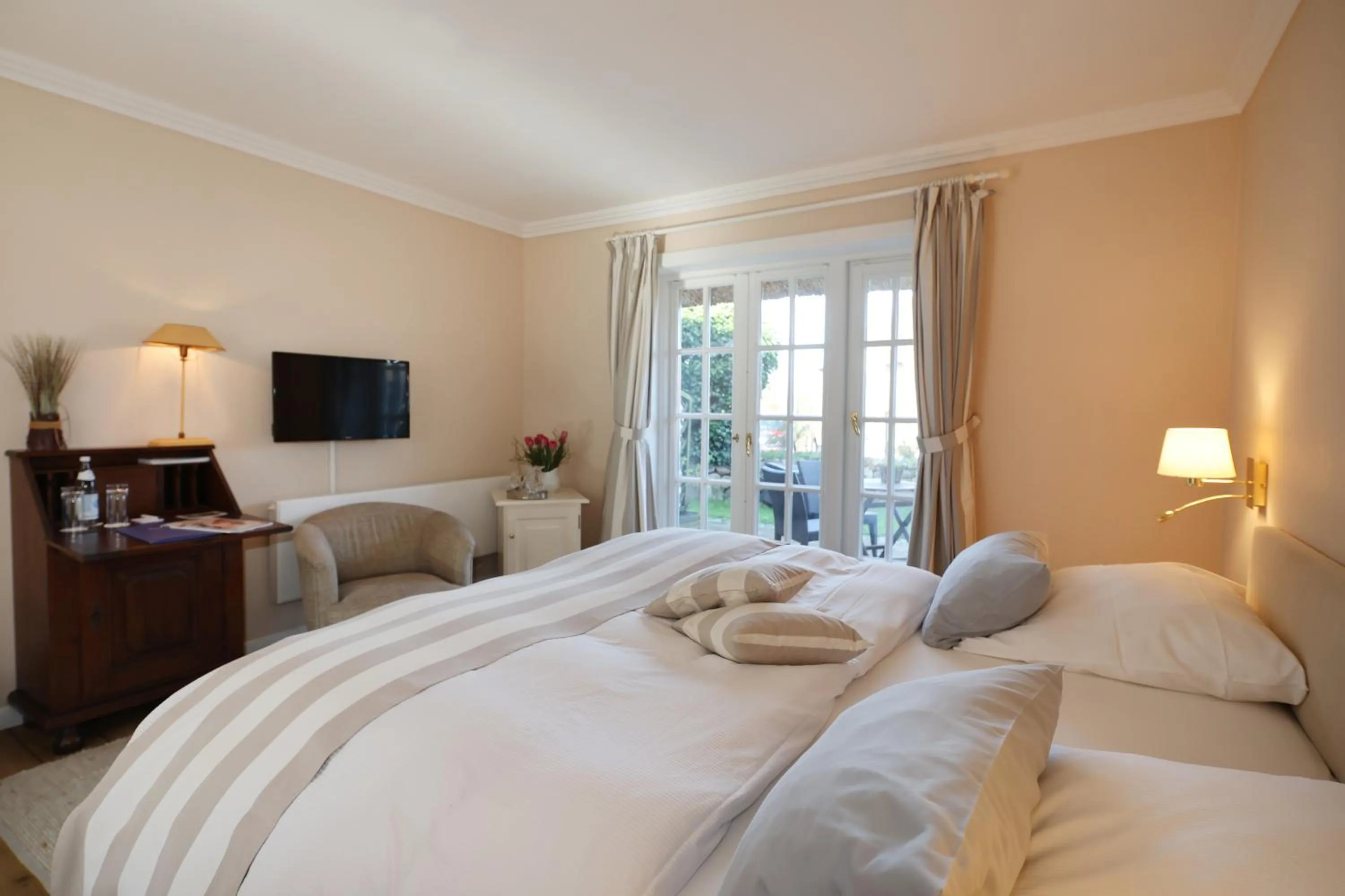 Photo of the whole room, Bed in Boutiquehotel Seiler Hof Keitum