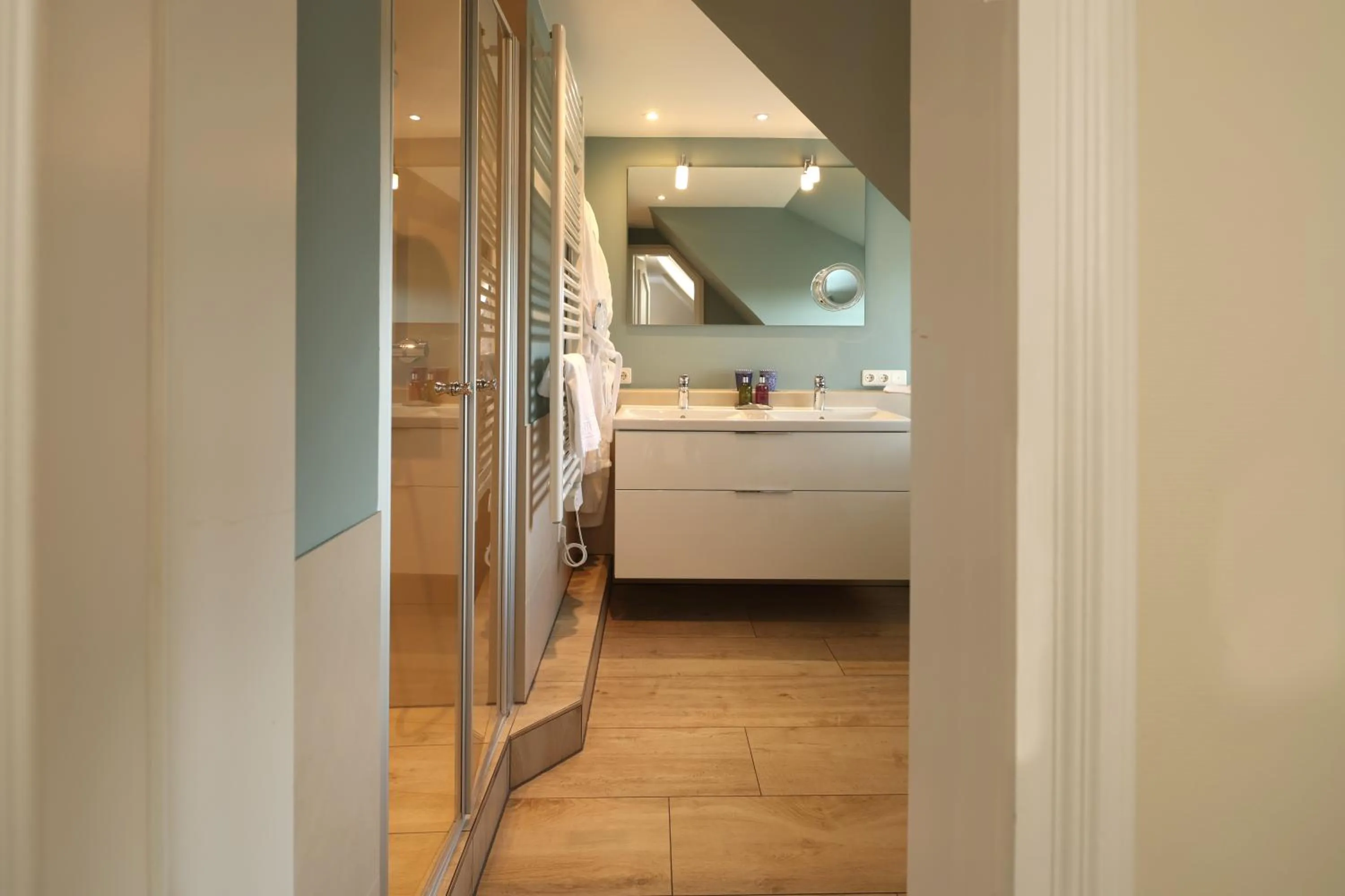 Bathroom, Bed in Boutiquehotel Seiler Hof Keitum