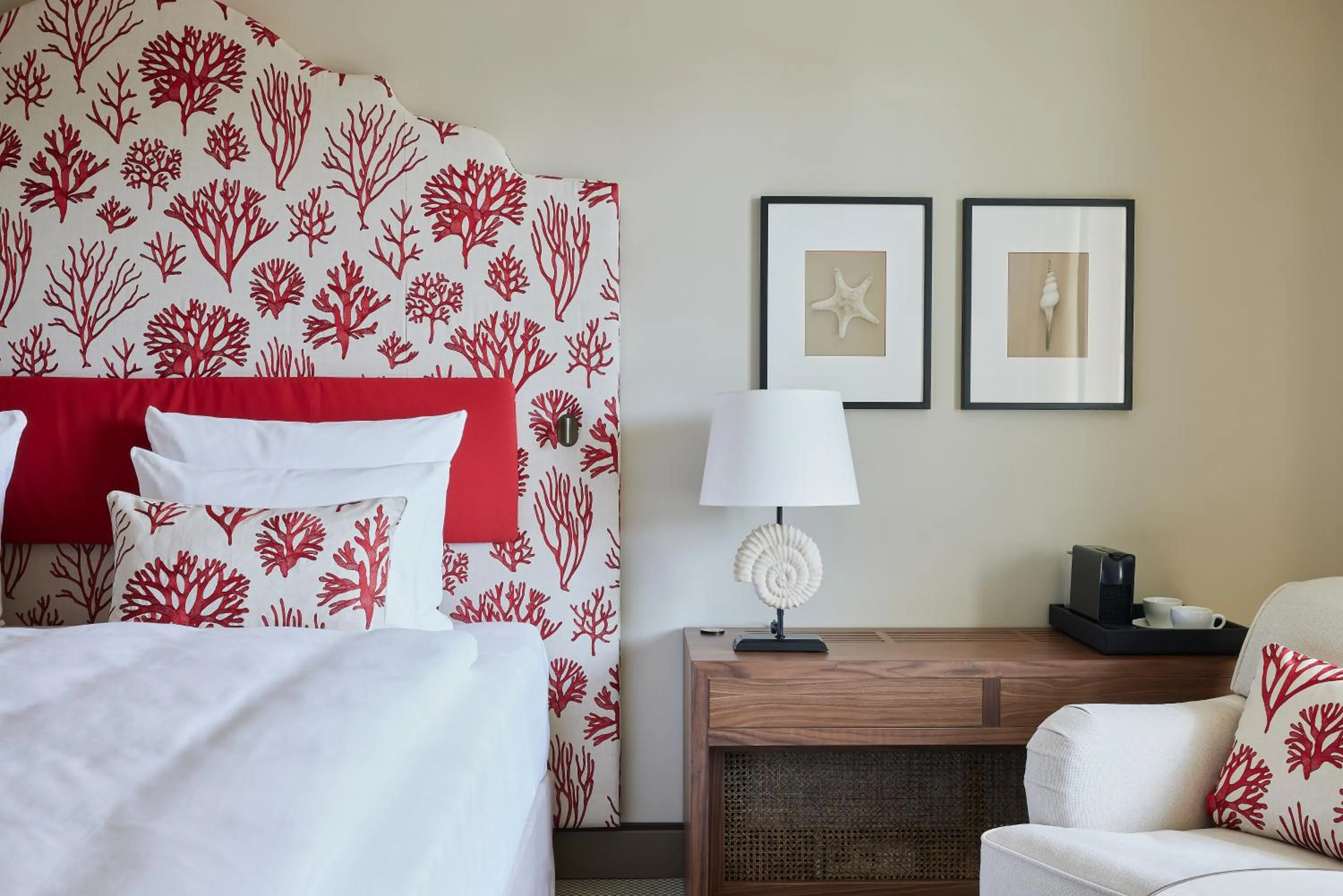 Bed in Strandhotel Zingst