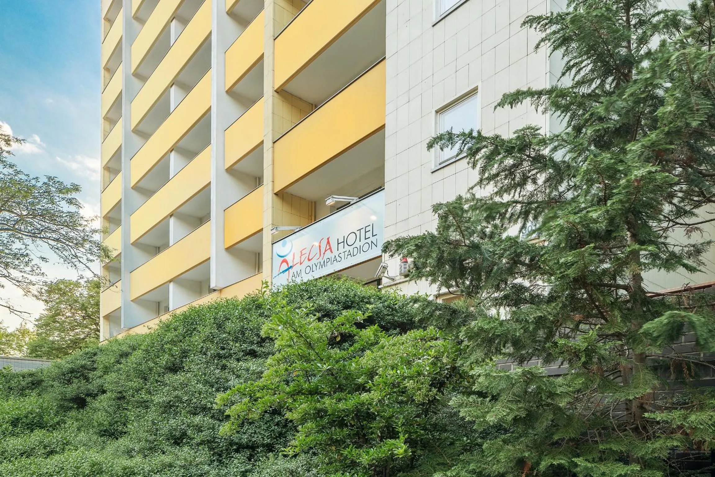 Facade/entrance, Property Building in Alecsa Hotel am Olympiastadion