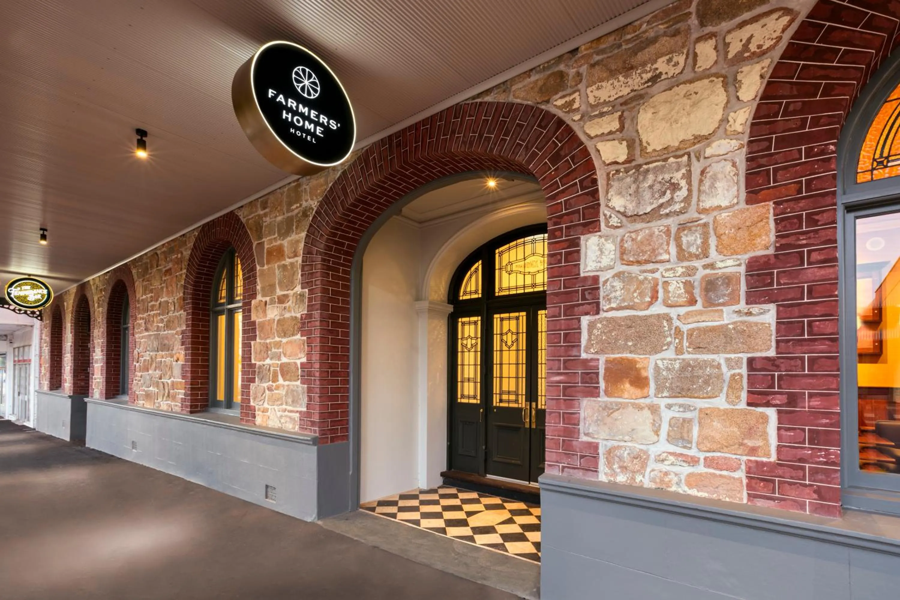 Facade/entrance in Farmers Home Hotel