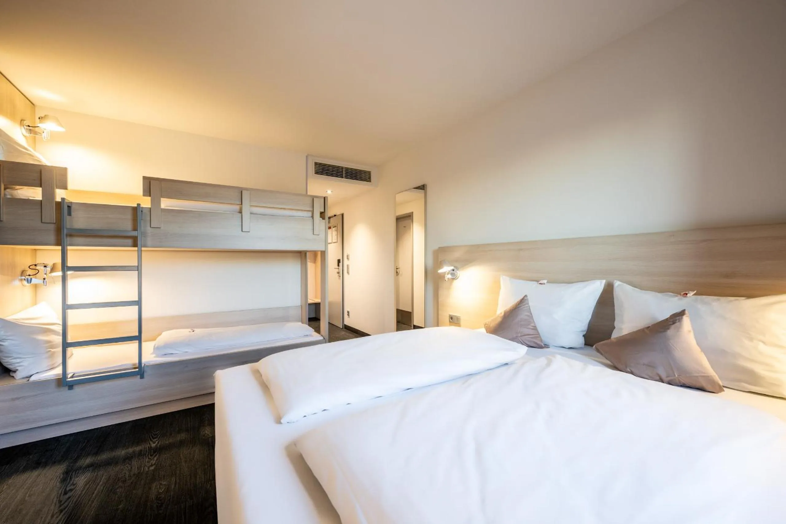 Photo of the whole room, Bed in Serways Hotel Weiskirchen Nord