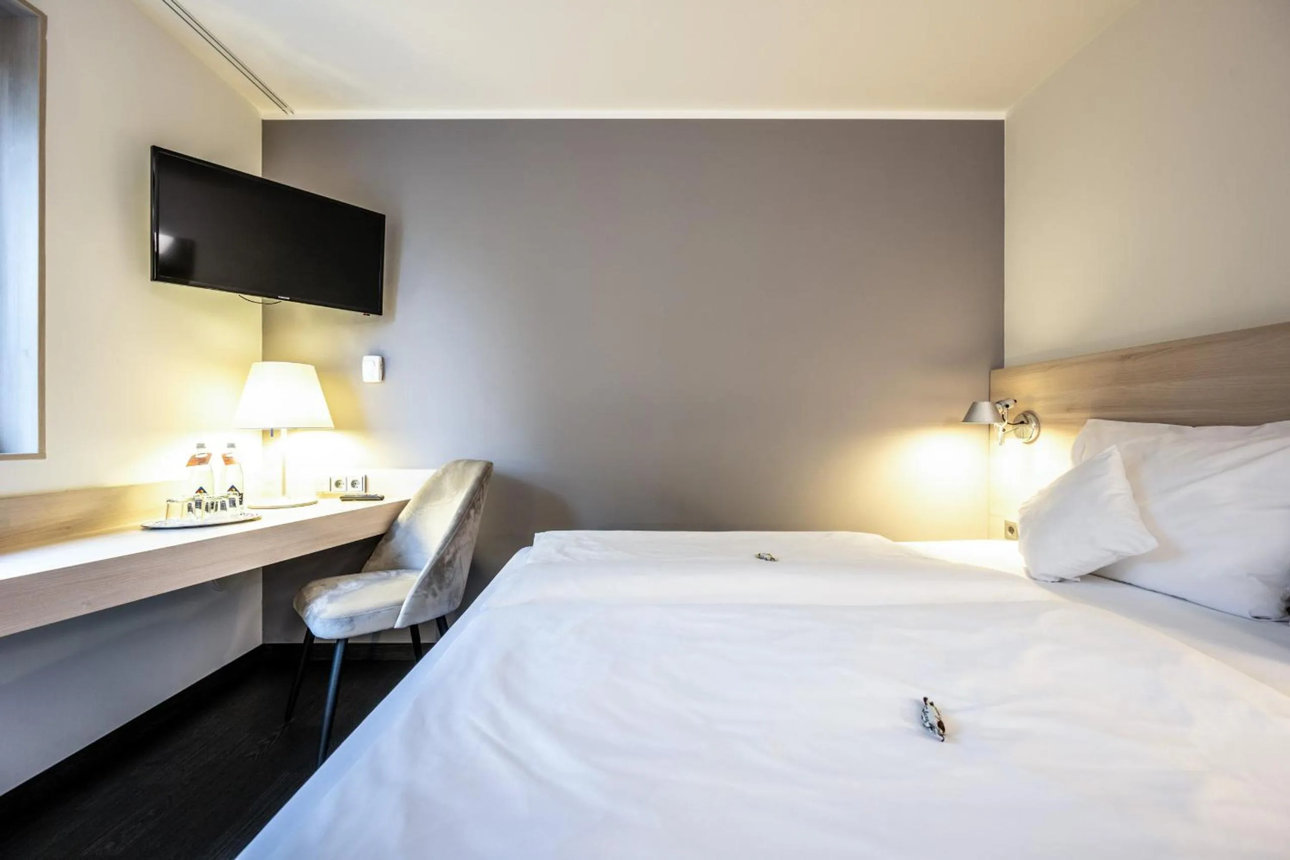 Photo of the whole room, Bed in Serways Hotel Weiskirchen Nord