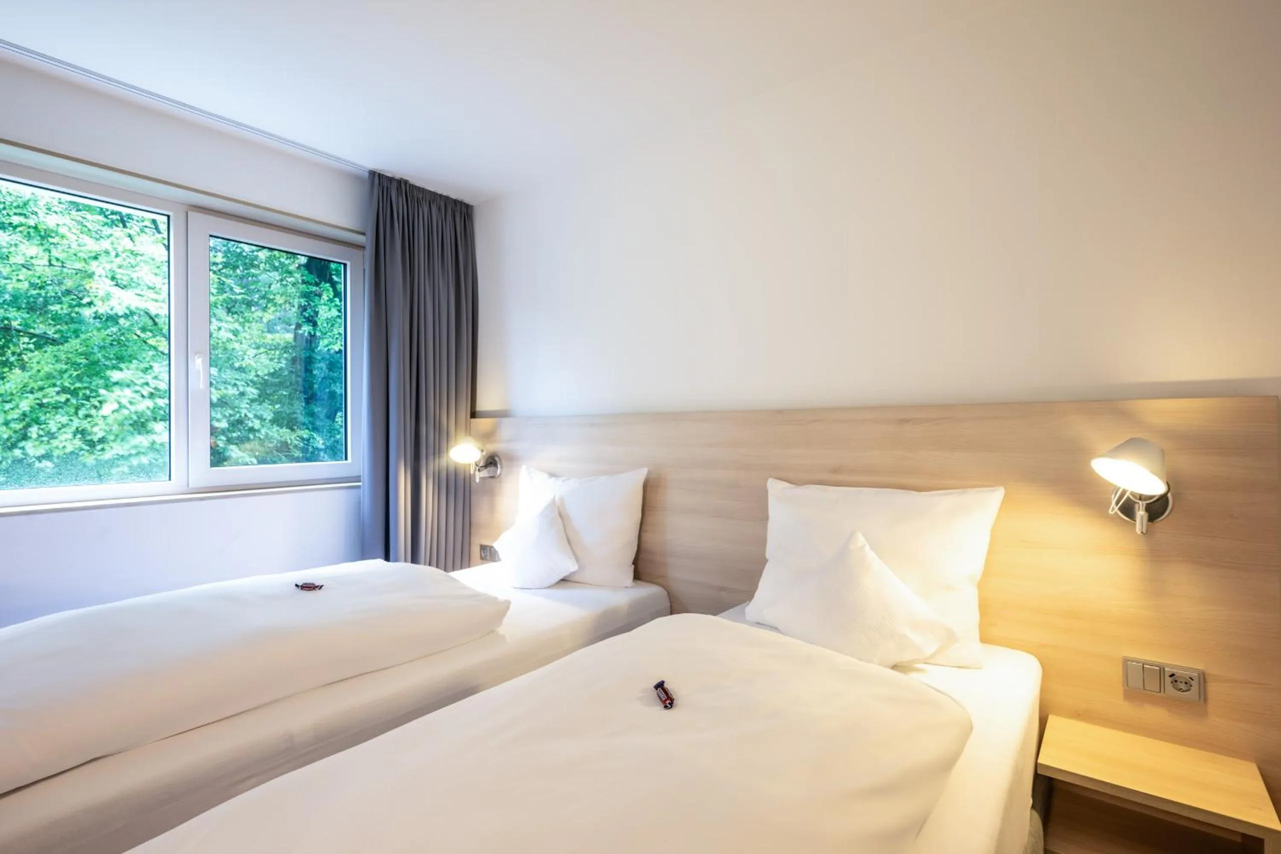 Photo of the whole room, Bed in Serways Hotel Weiskirchen Nord