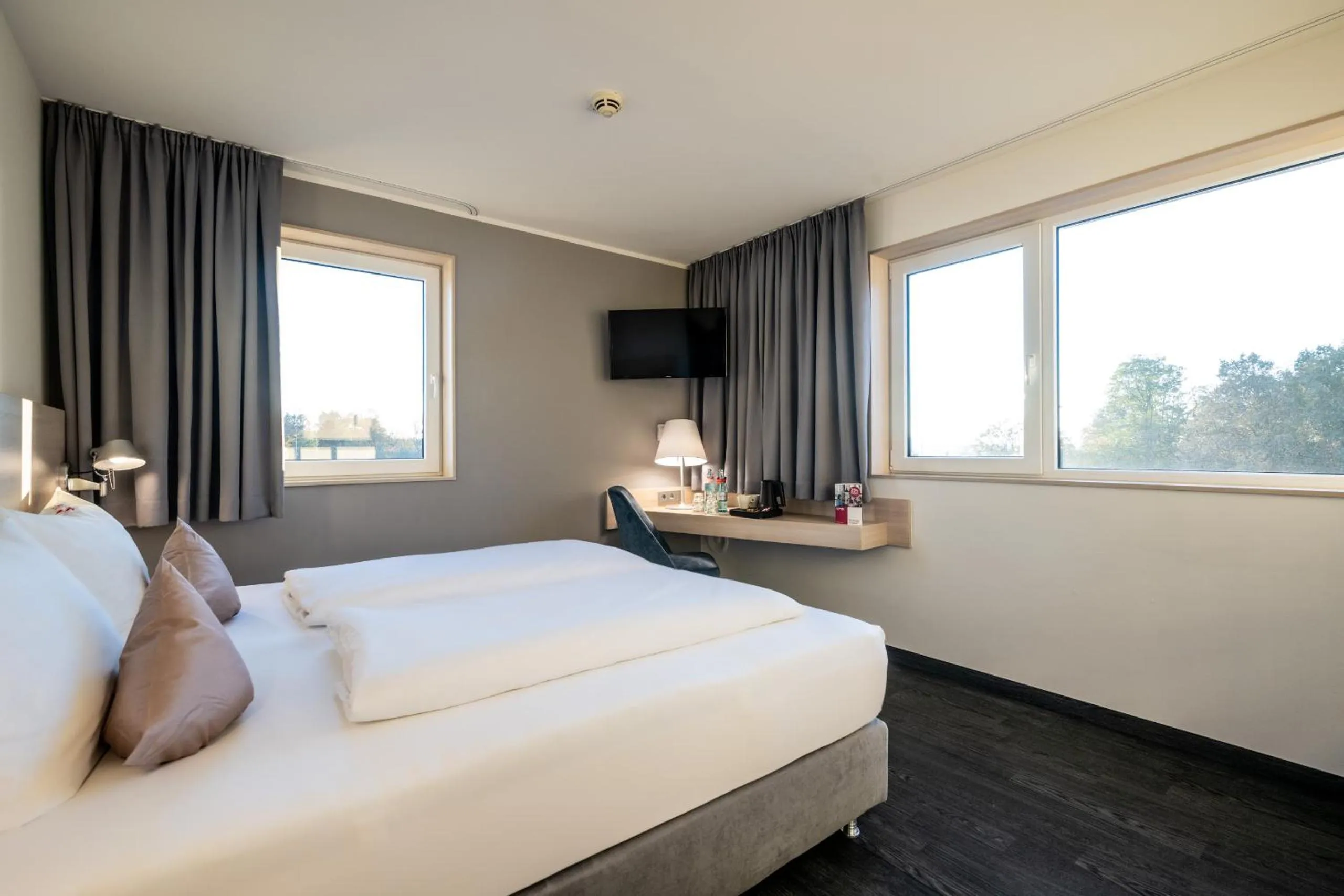 Photo of the whole room, Bed in Serways Hotel Weiskirchen Nord