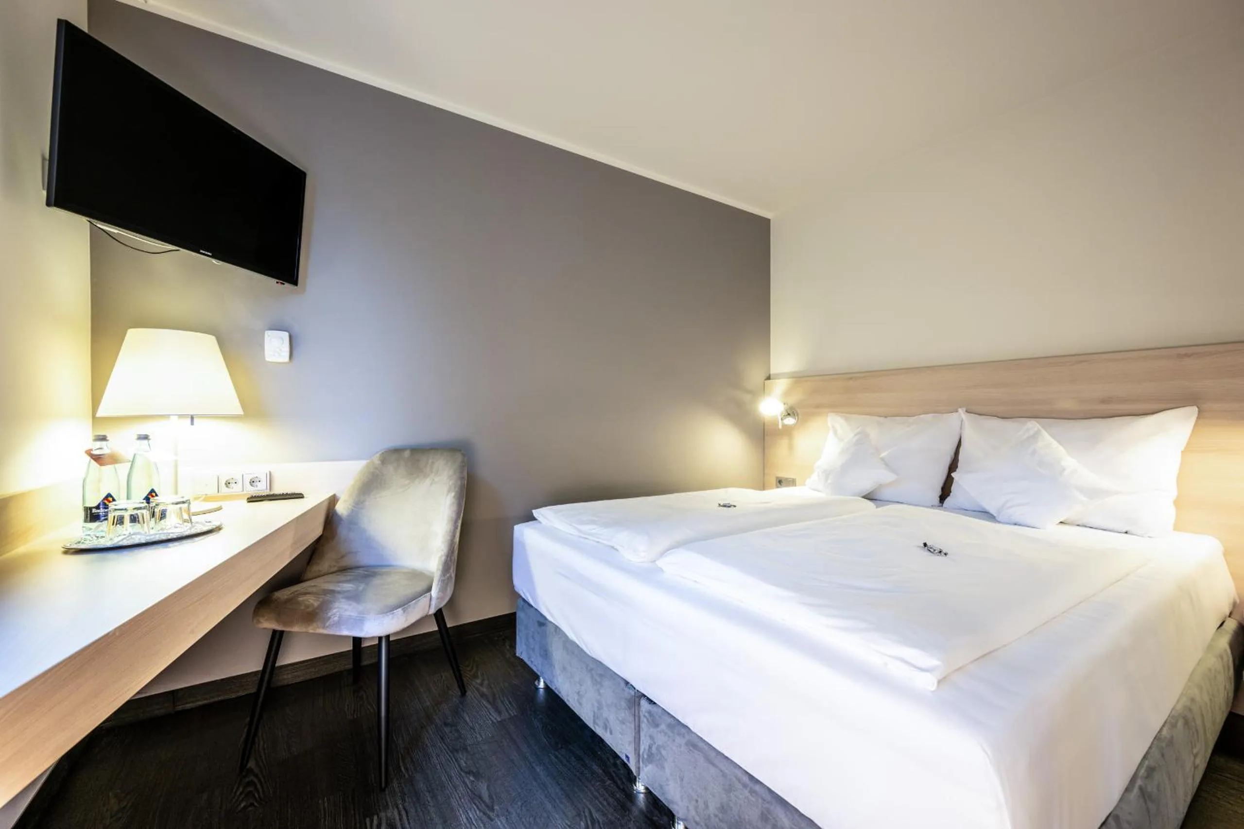 Photo of the whole room, Bed in Serways Hotel Weiskirchen Nord