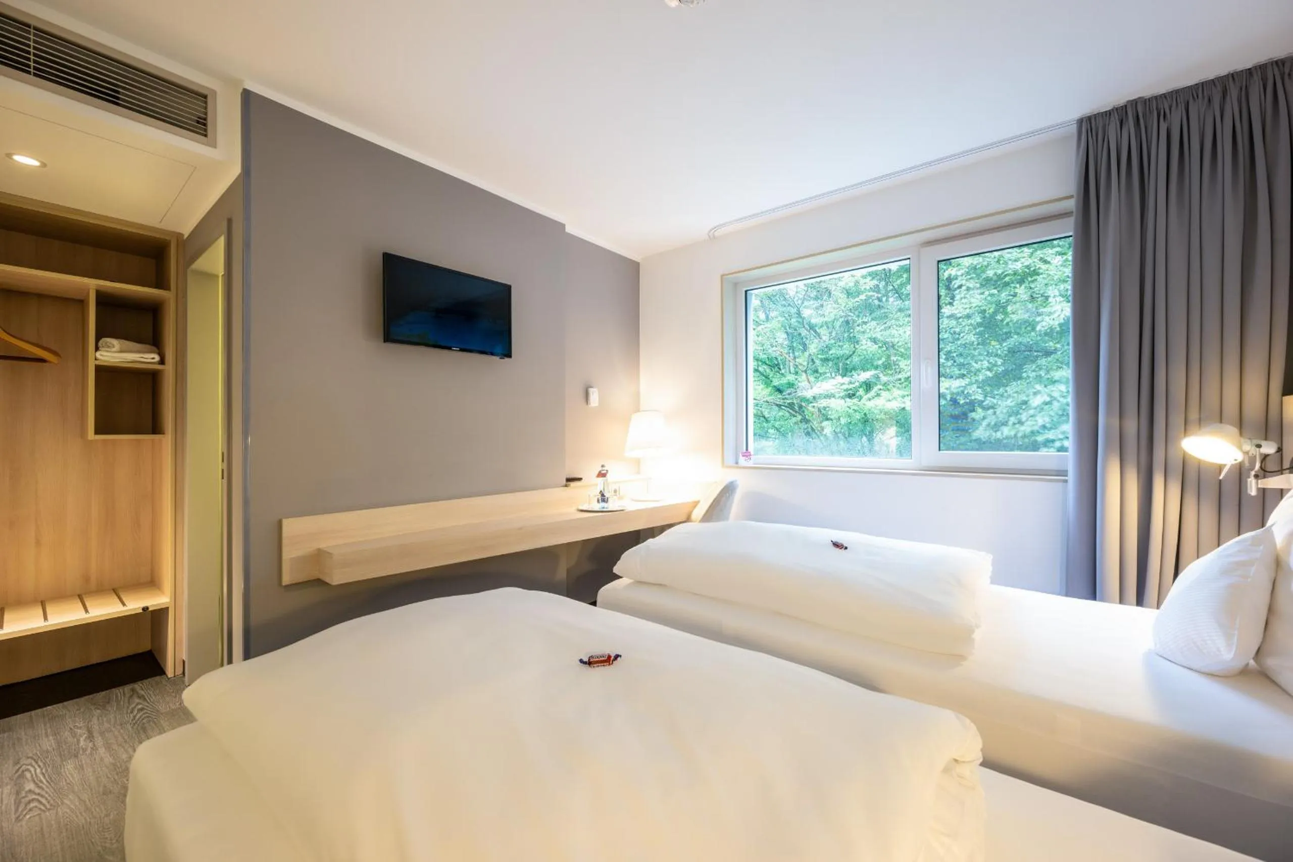 Photo of the whole room, Bed in Serways Hotel Weiskirchen Nord