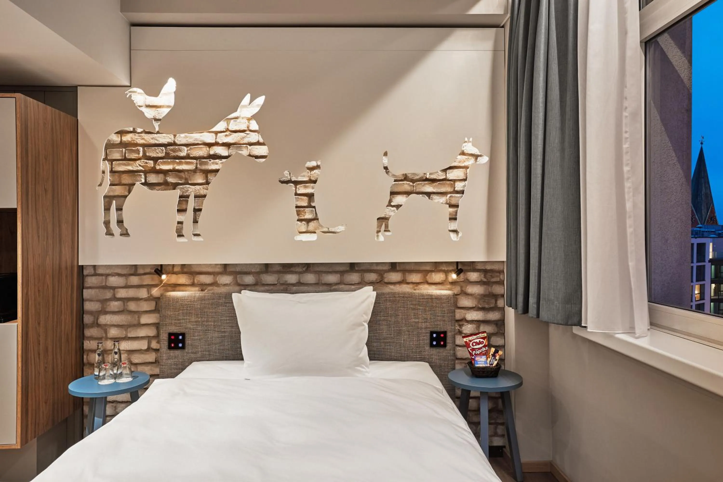 Photo of the whole room, Bed in H+ Hotel Bremen