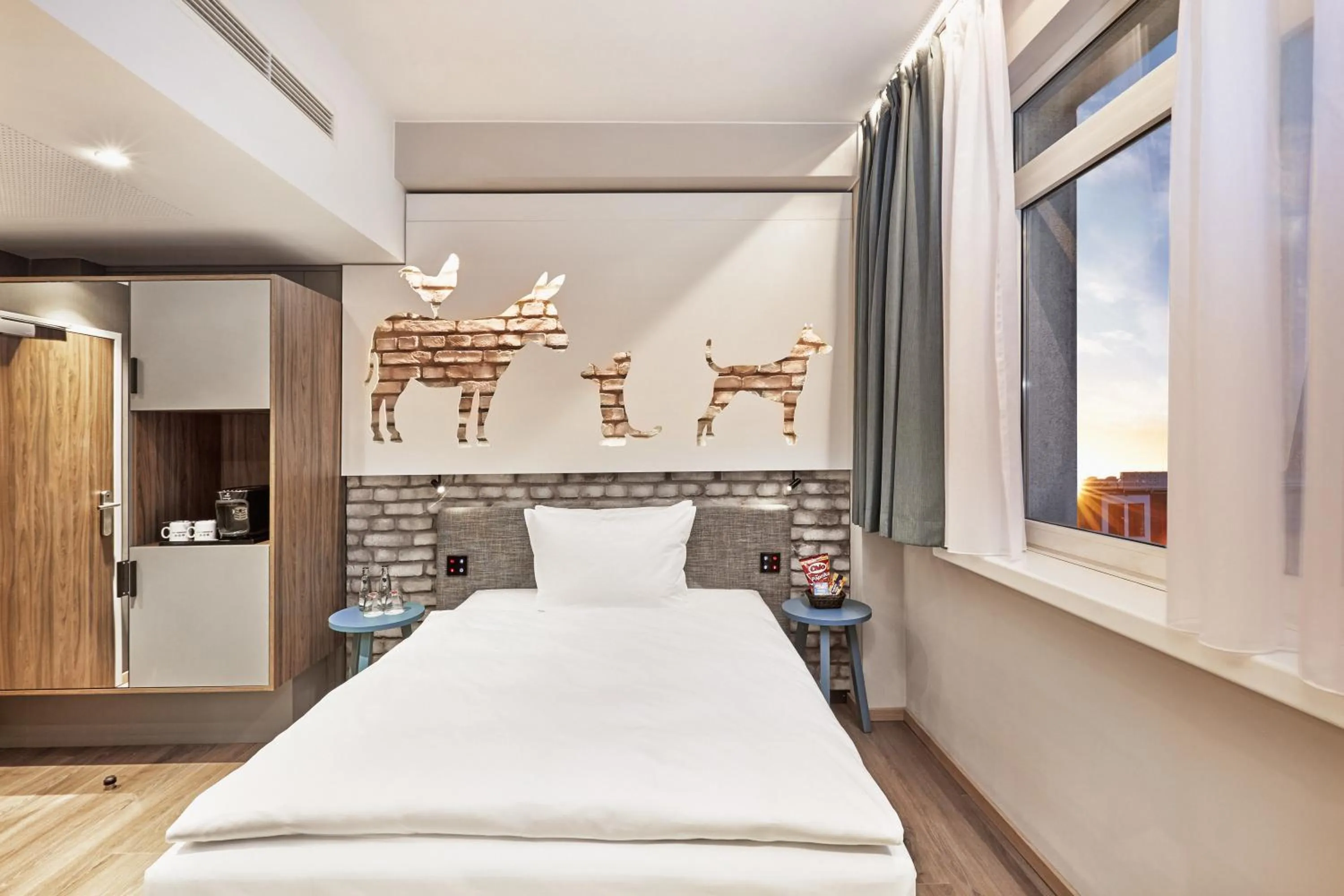 Photo of the whole room, Bed in H+ Hotel Bremen